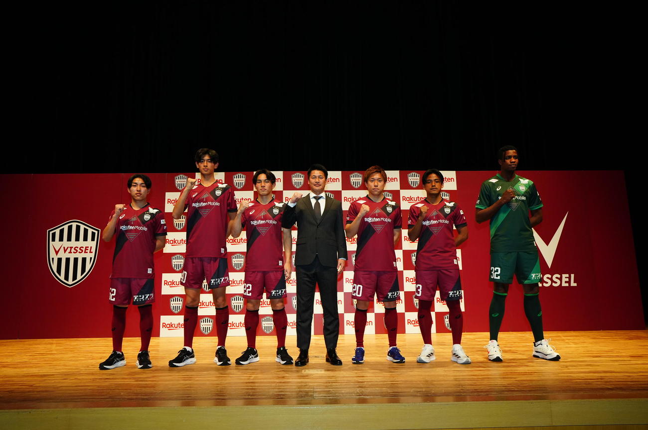 新加入選手発表会に参加した吉田監督と新加入選手（C）VISSEL KOBE