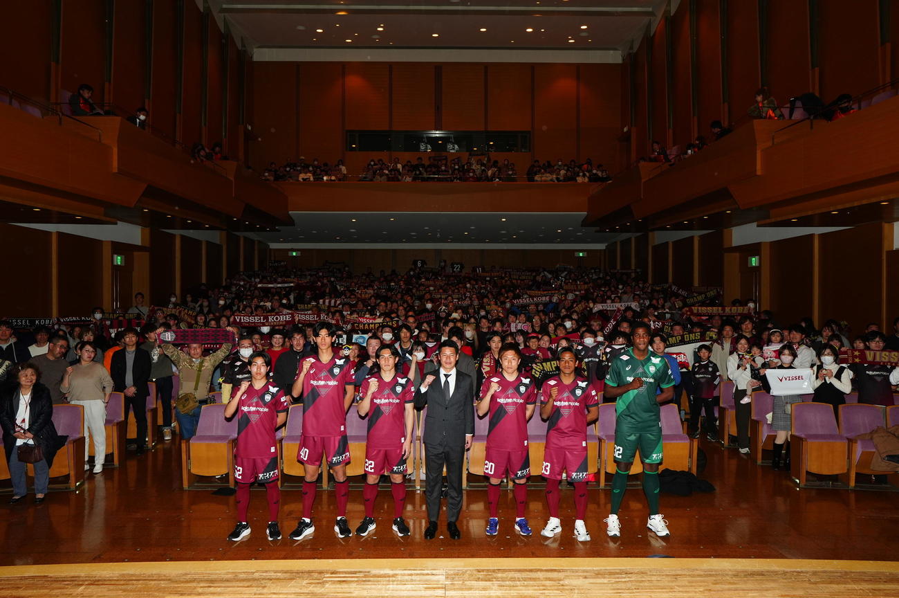 新加入選手発表会に参加した吉田監督と新加入選手（C）VISSEL KOBE