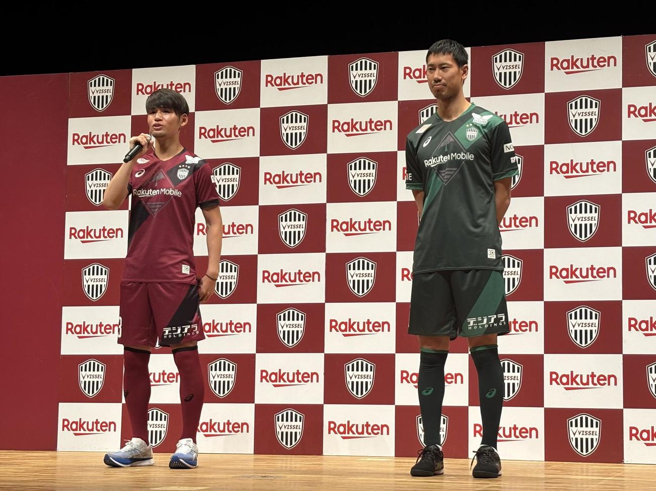 ユニホーム発表会で登壇したヴィッセル神戸MF佐々木大樹（左）とGK前川黛也