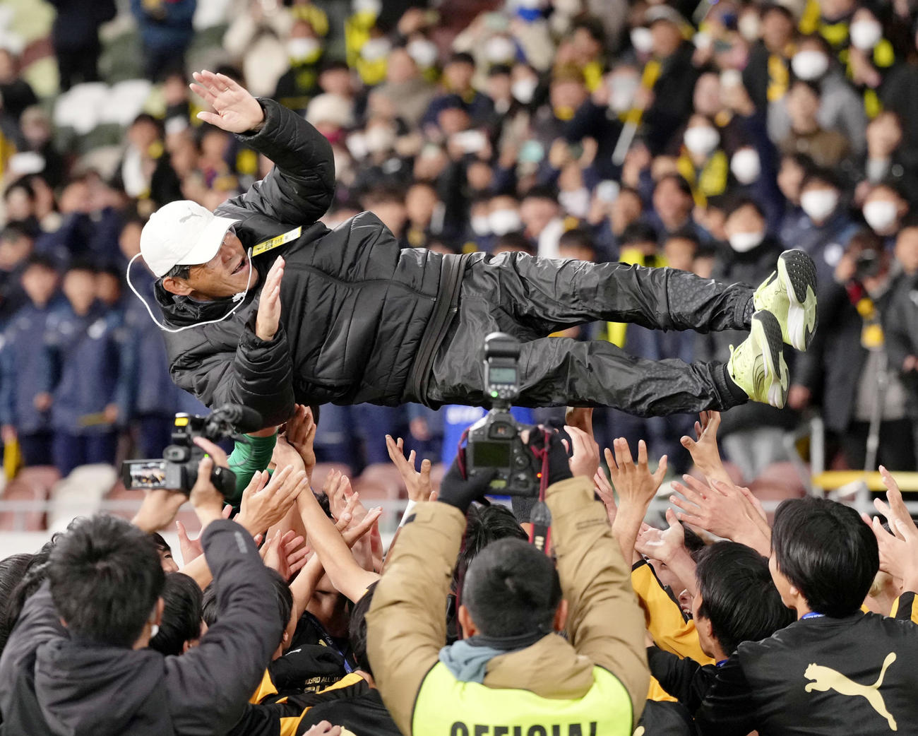 7大会ぶり2度目の優勝を果たし、胴上げされる前橋育英・山田監督＝国立競技場（共同）