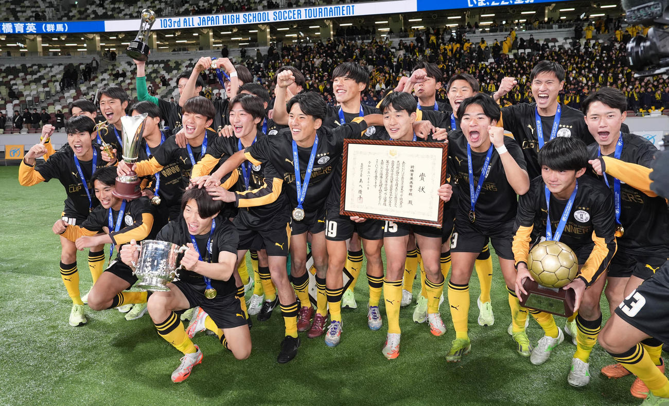 前橋育英対流通経大柏　優勝し歓喜する前橋育英イレブン（撮影・鈴木みどり）