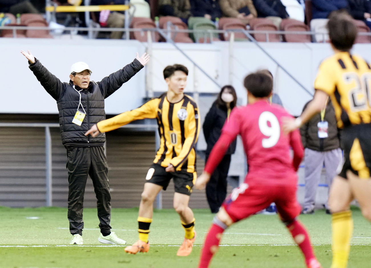 前橋育英―流通経大柏　前半、アピールする前橋育英・山田監督（左端）＝国立競技場（共同）