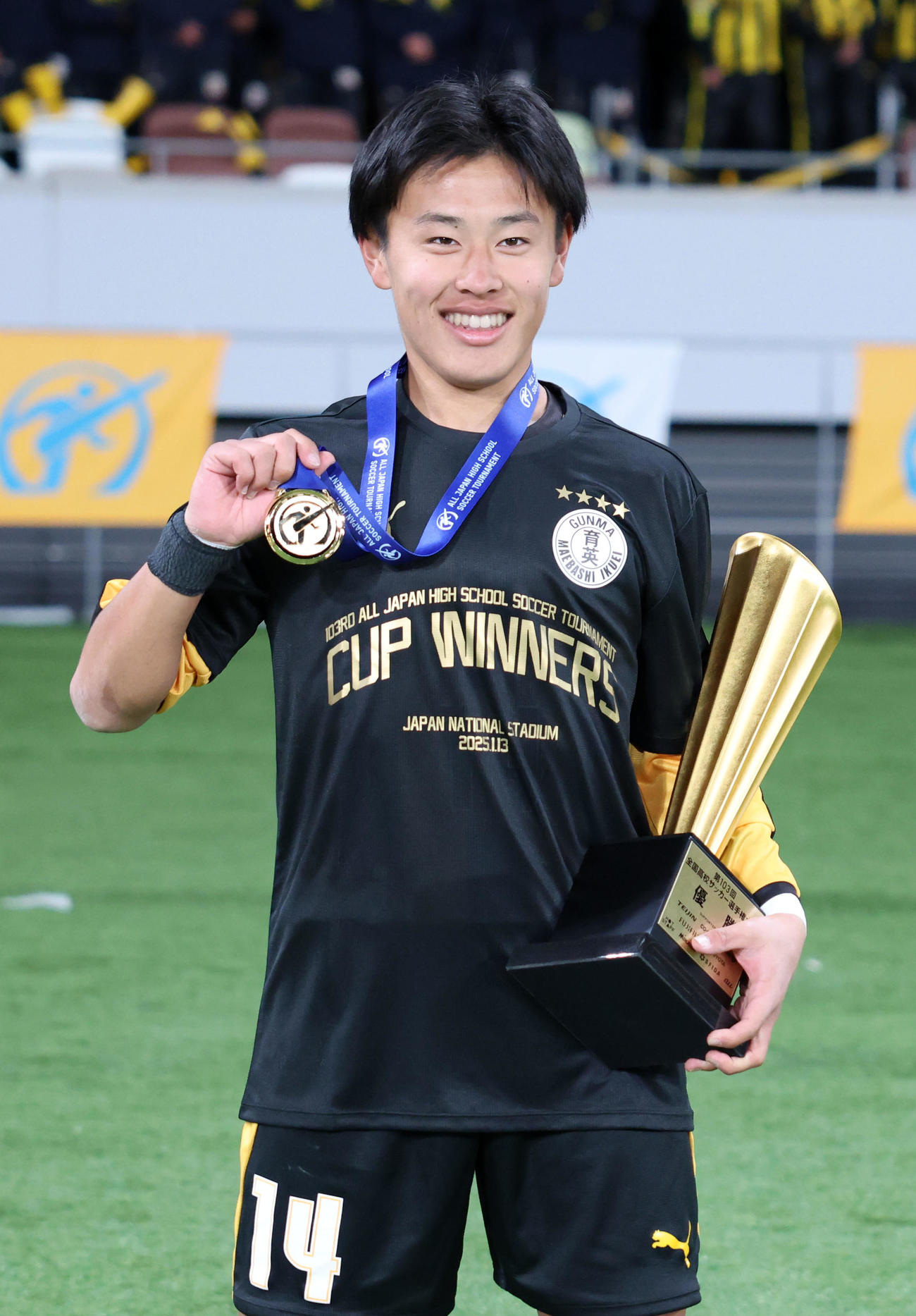 前橋育英対流通経大柏　優勝を果たし笑顔をみせる前橋育英・石井（撮影・横山健太）