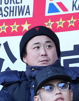 流通経大柏対前橋育英　試合を観戦する流通経大柏OBの南葛SC大前（撮影・横山健太）