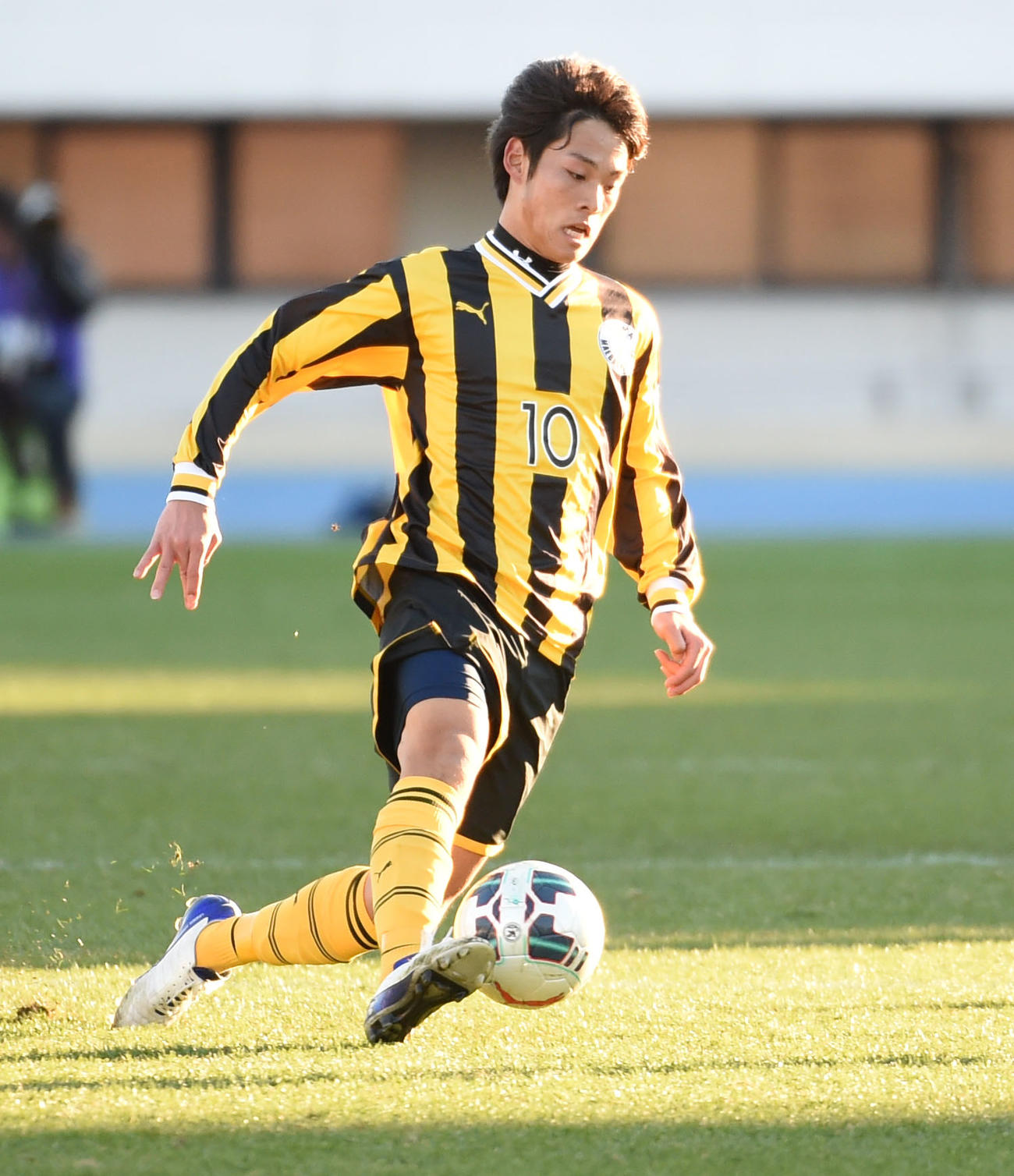 第93回全国高校サッカー選手権　第4日　3回戦　前橋育英対山梨学院大付　ドリブル突破する前橋育英MF渡辺凌磨（2015年1月3日撮影）
