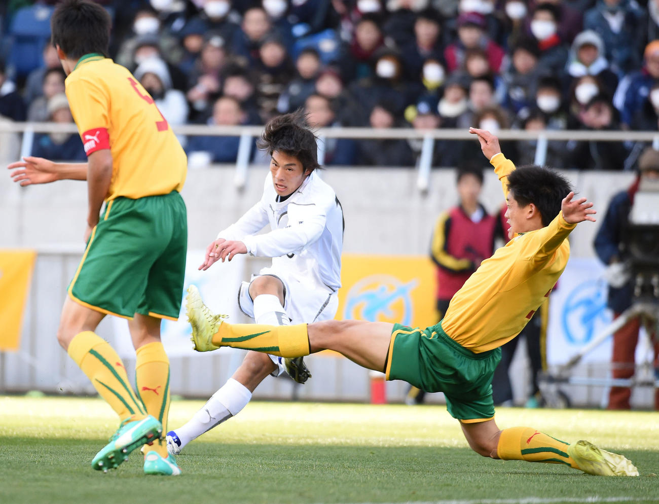 第93回全国高校サッカー選手権　決勝　星稜対前橋育英　後半、ゴールを決める前橋育英MF渡辺凌磨（中央）（2015年1月12日撮影）