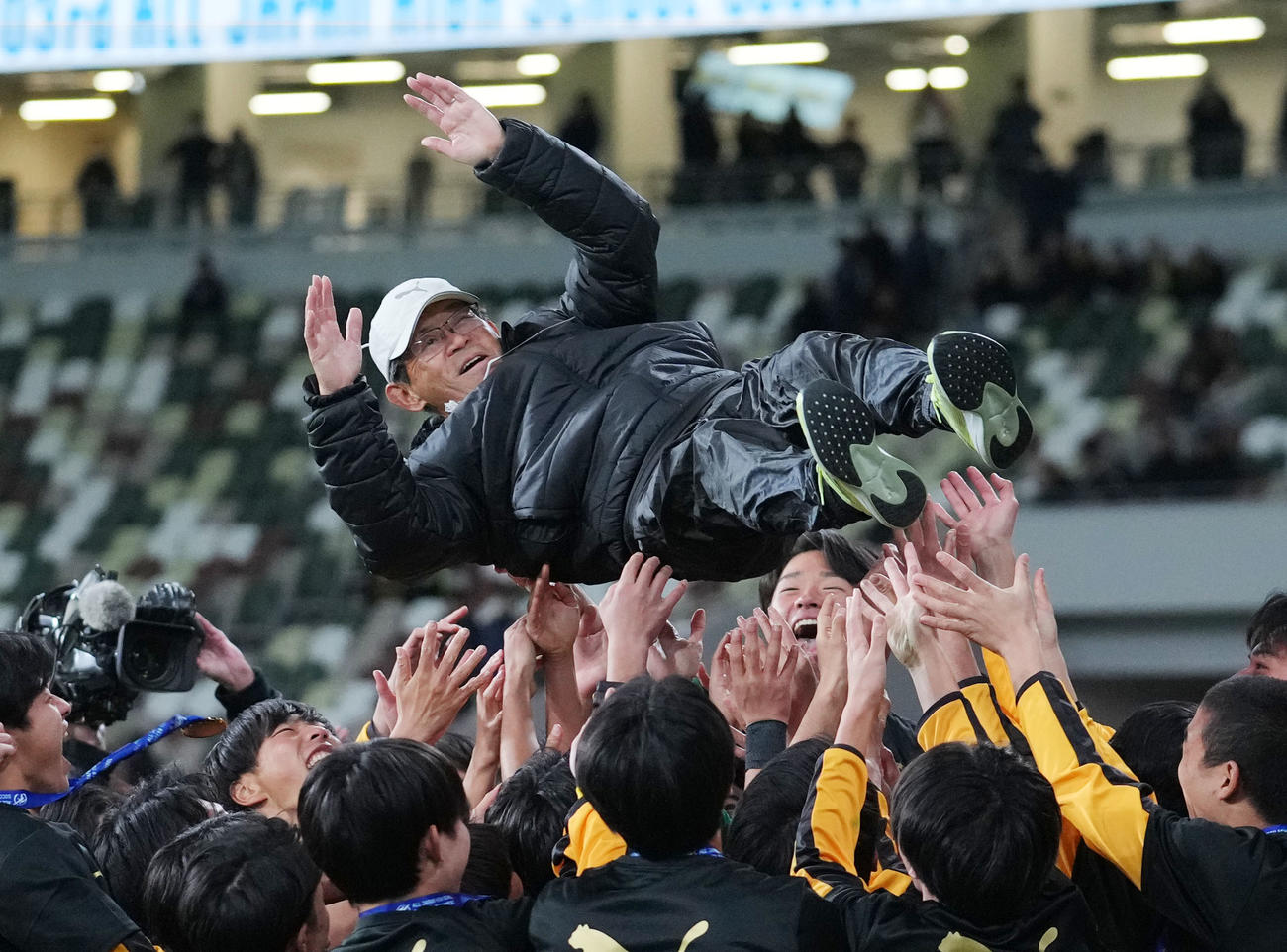 前橋育英対流通経大柏　胴上げされる前橋育英・山田監督（撮影・横山健太）
