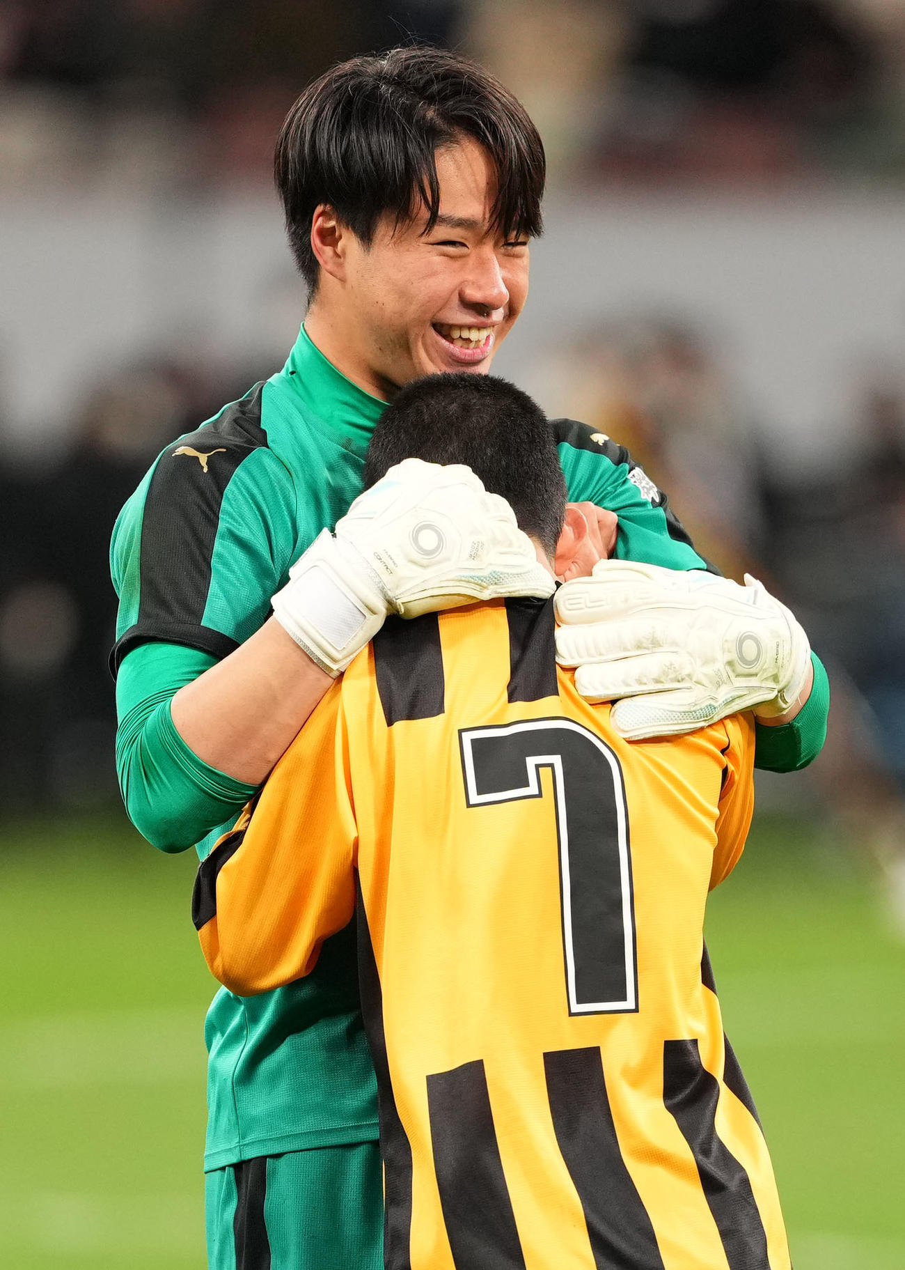 前橋育英対流通経大柏　PK戦　優勝を果たし涙を流す前橋育英・白井（右）を抱き締めるGK藤原（撮影・横山健太）