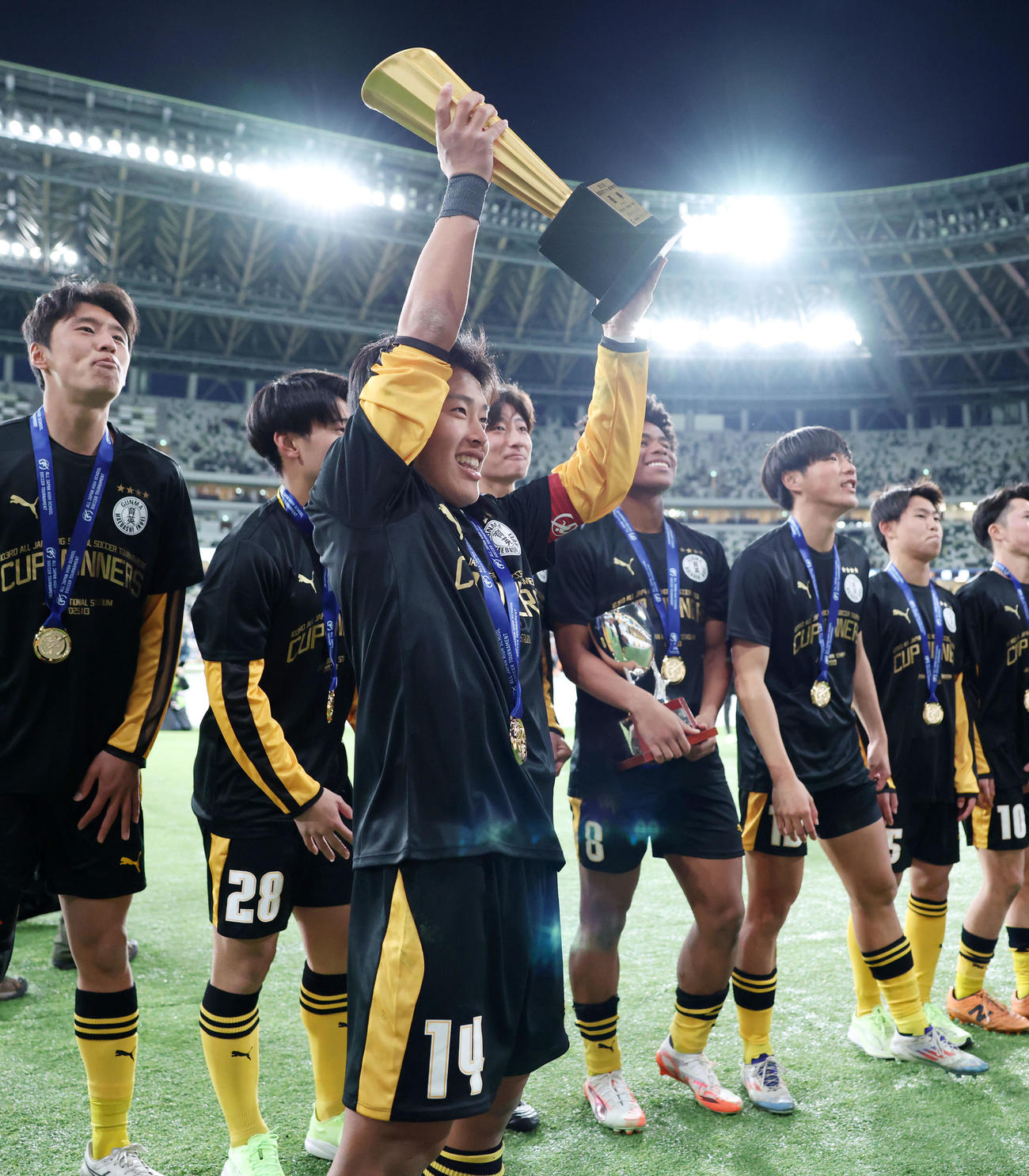 前橋育英対流通経大柏　優勝を果たしトロフィーを掲げる前橋育英・石井（手前）（撮影・横山健太）