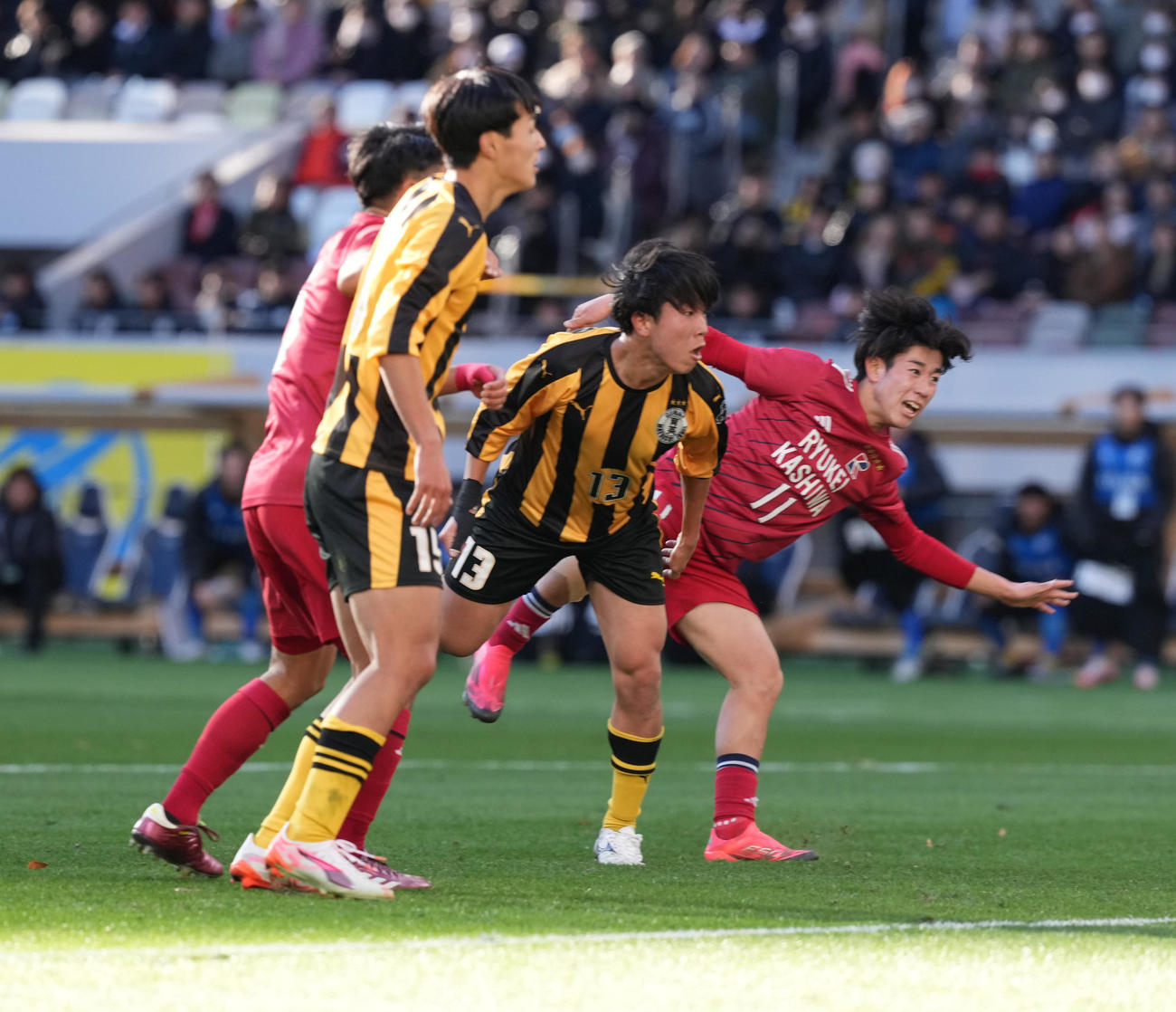 前橋育英対流通経大柏　前半、ゴールを決める前橋育英・柴野（中央）（撮影・鈴木みどり）