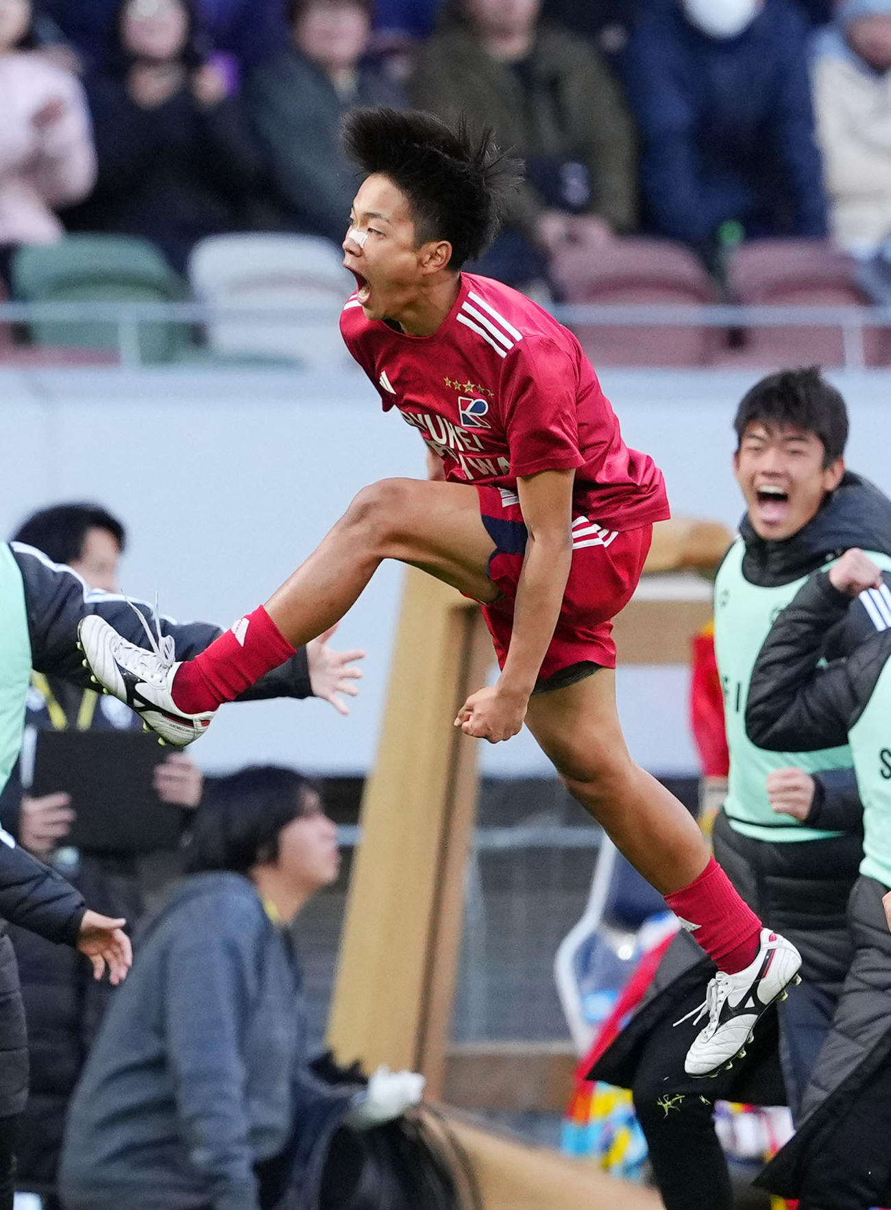 前橋育英対流通経大柏　前半、ゴールを決め歓喜する流通経大柏・亀田（中央）（撮影・横山健太）