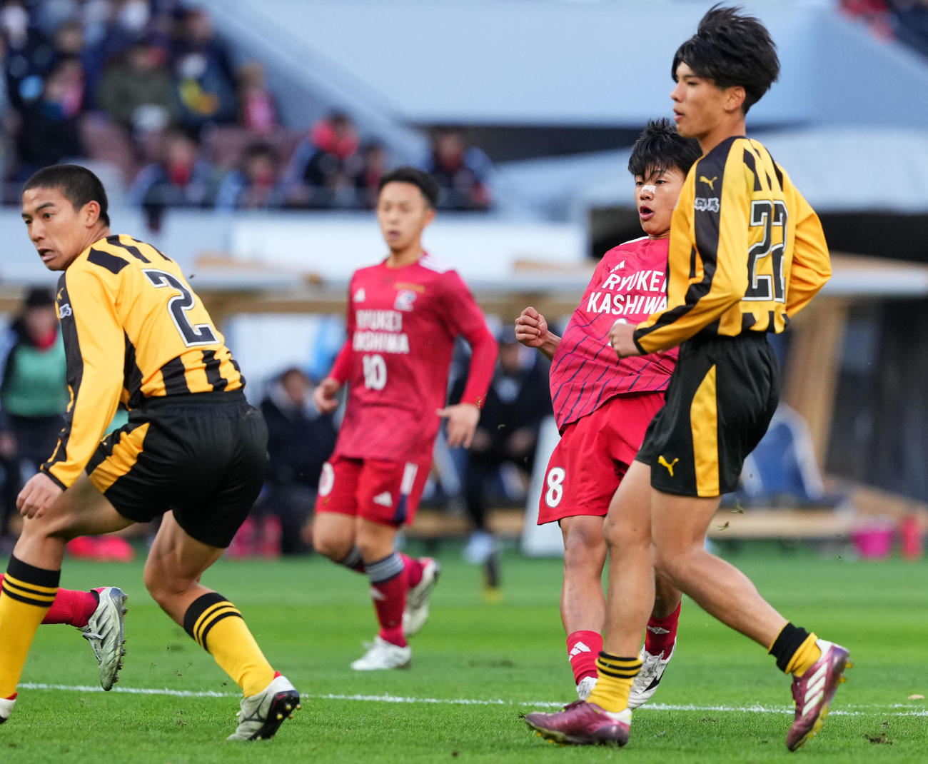 流通経大柏対前橋育英　前半、ゴールを決める流通経大柏・亀田（右から2人目）（撮影・横山健太）