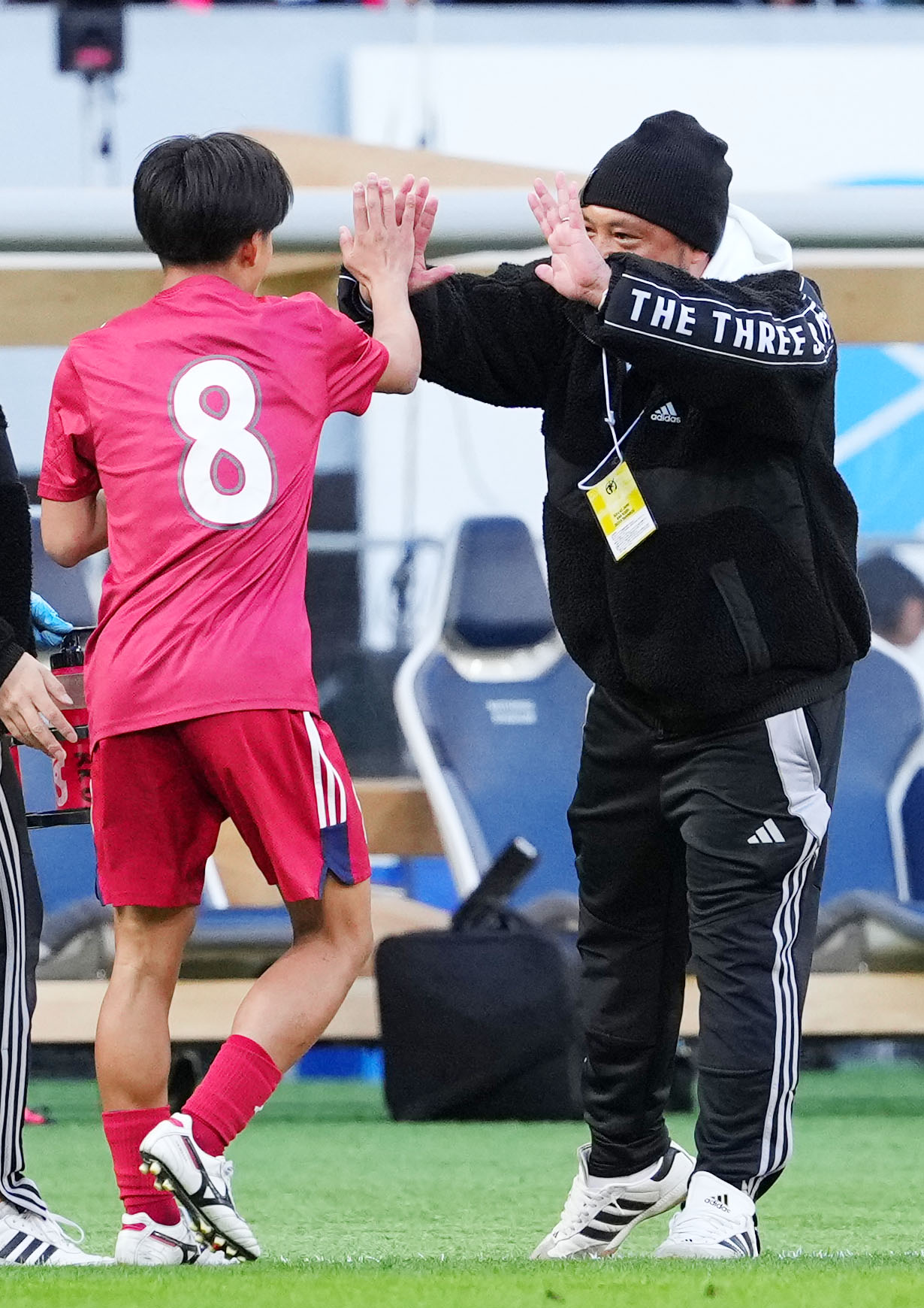 流通経大柏対前橋育英　前半、ゴールを決め榎本監督（右）とタッチを交わす流通経大柏・亀田（撮影・横山健太）