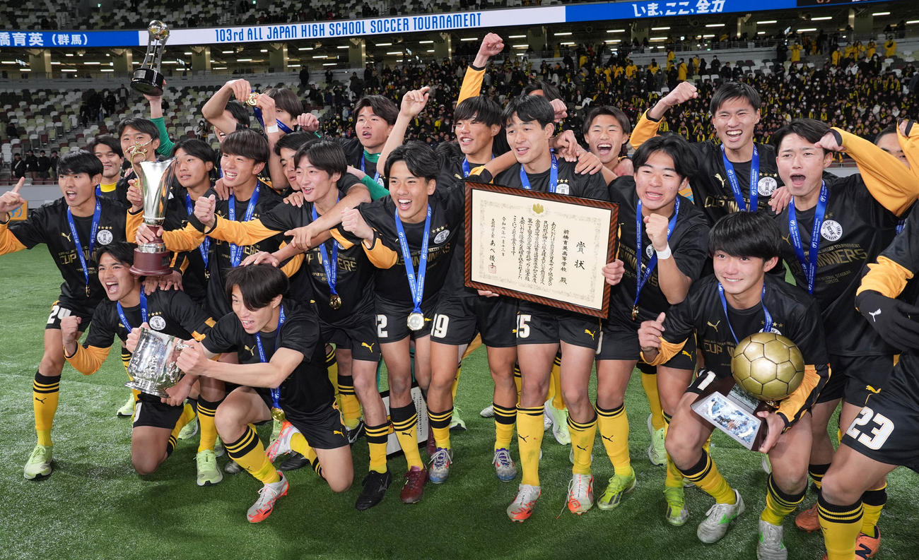 前橋育英対流通経大柏　優勝し歓喜する前橋育英イレブン（撮影・鈴木みどり）