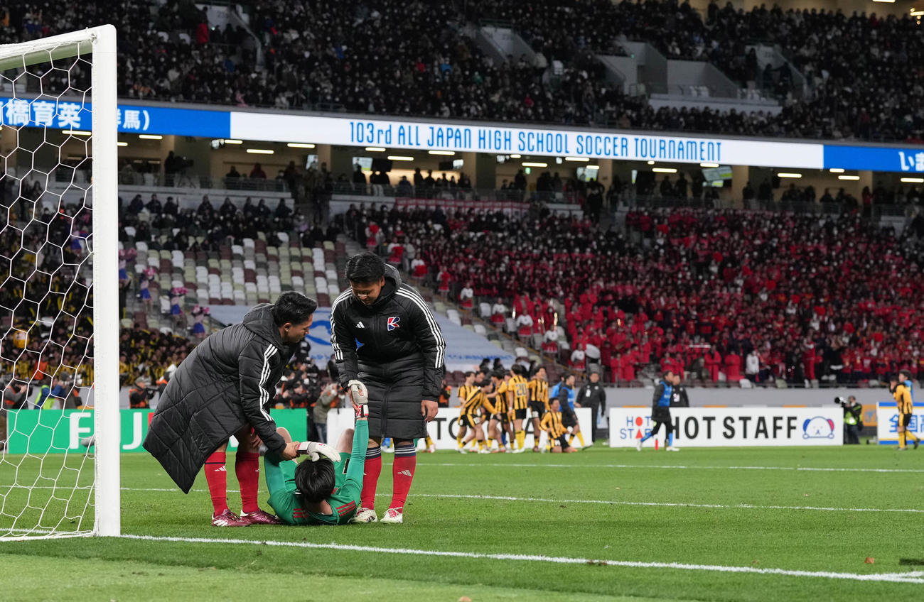 前橋育英対流通経大柏　PK戦で敗れ優勝を逃し、うなだれる流通経大柏GK加藤（左から2人目）（撮影・鈴木みどり）