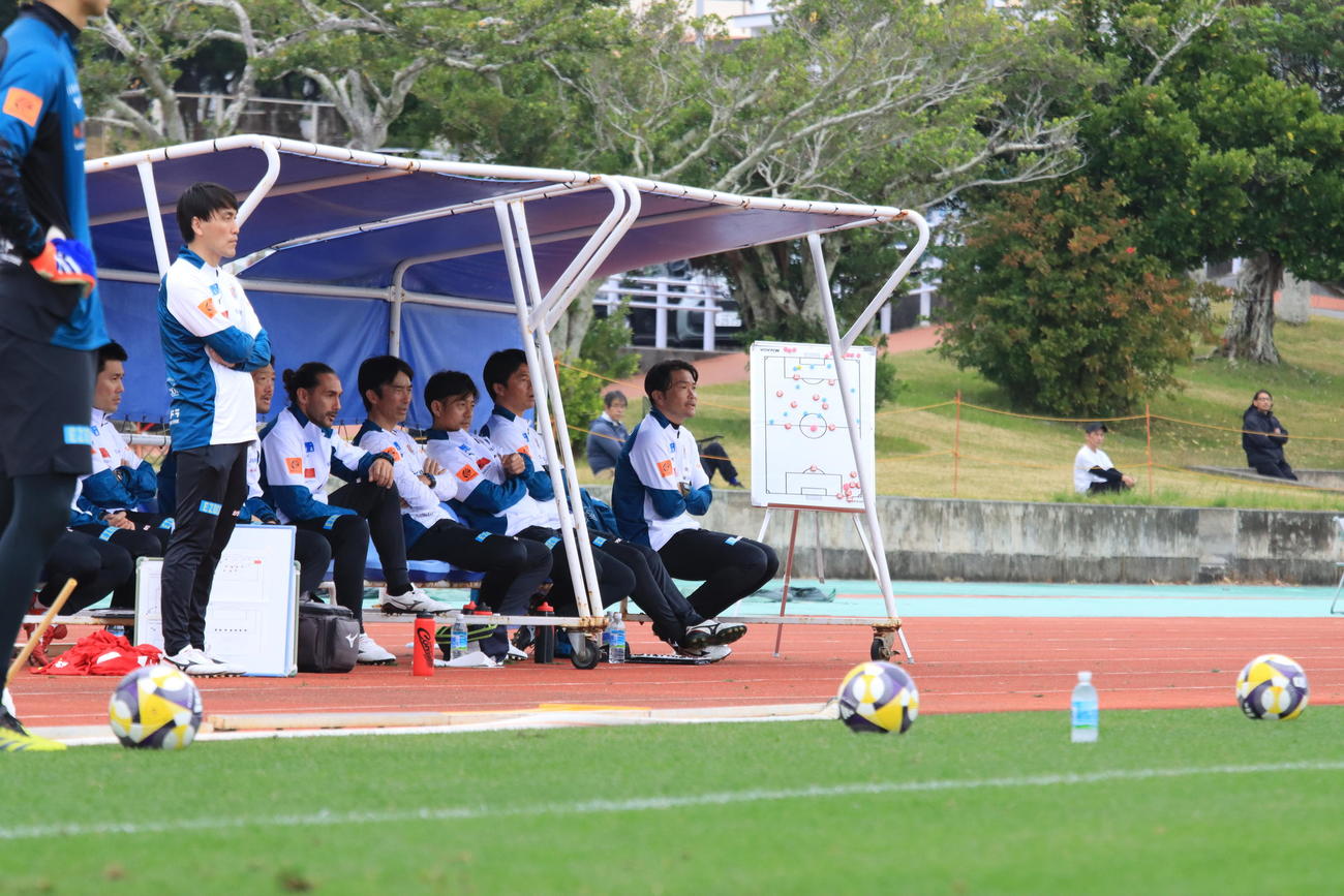 ベンチから試合を見守る札幌岩政監督（右端）（撮影・保坂果那）