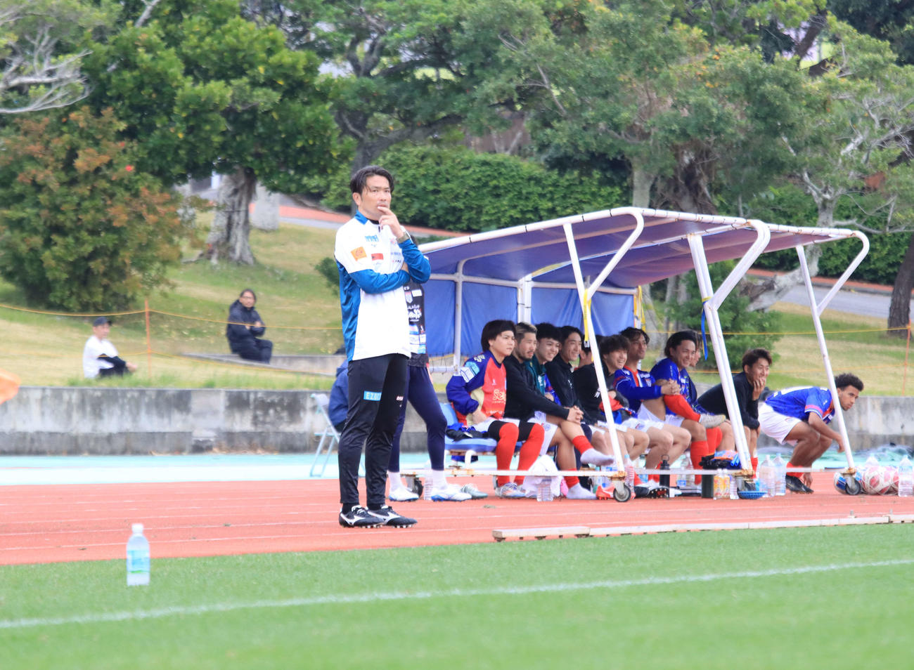 試合を見守る札幌岩政監督（撮影・保坂果那）