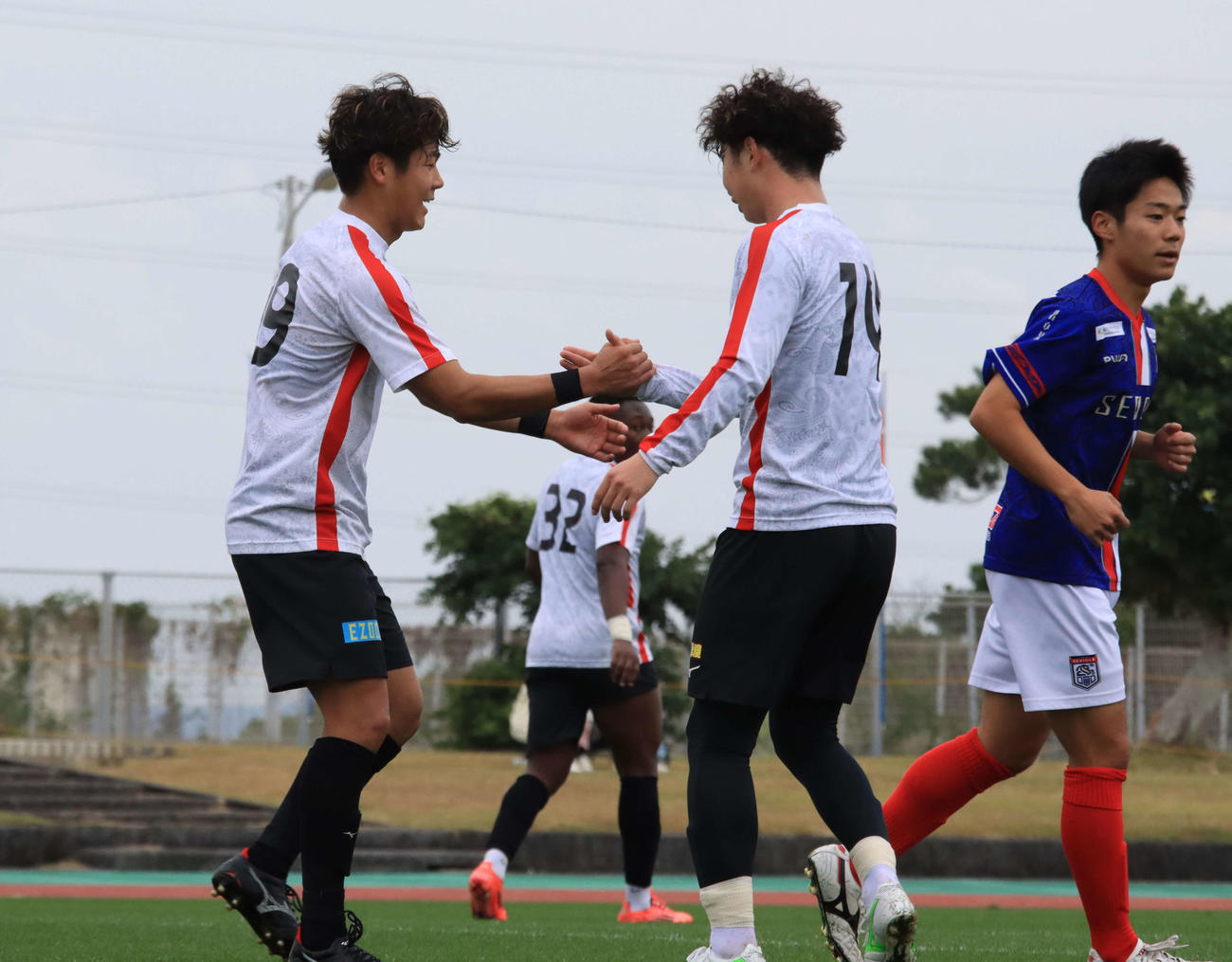 FCセリオーレとの練習試合で先制ゴールを決めた札幌出間（左）はアシストした田中克と喜ぶ（撮影・保坂果那）