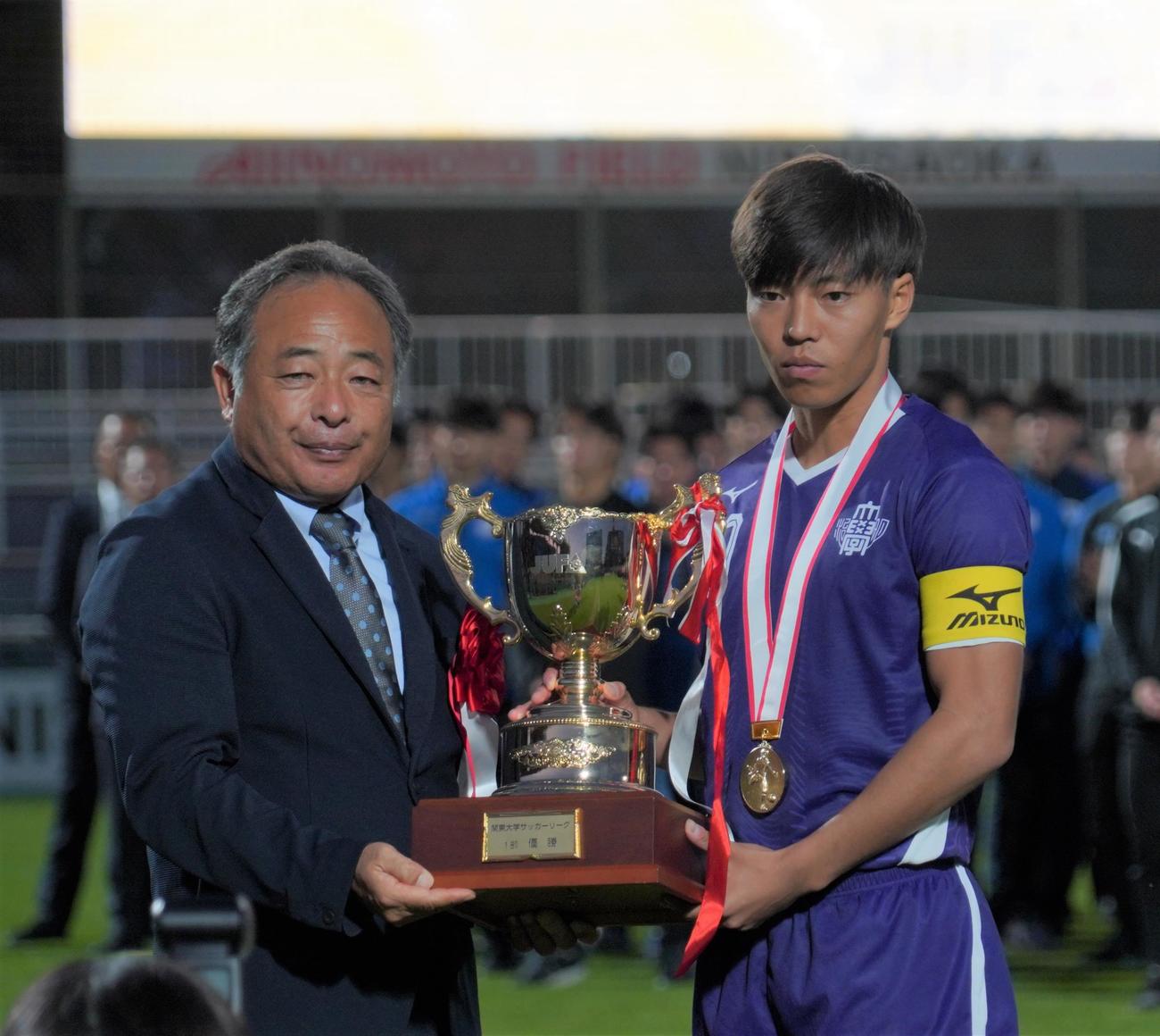 JR東日本カップ2024　第98回関東大学サッカーリーグ戦1部で優勝した明大FW中村草太主将（右）。左は中野雄二関東大学サッカー連盟理事長（2024年11月17日撮影）