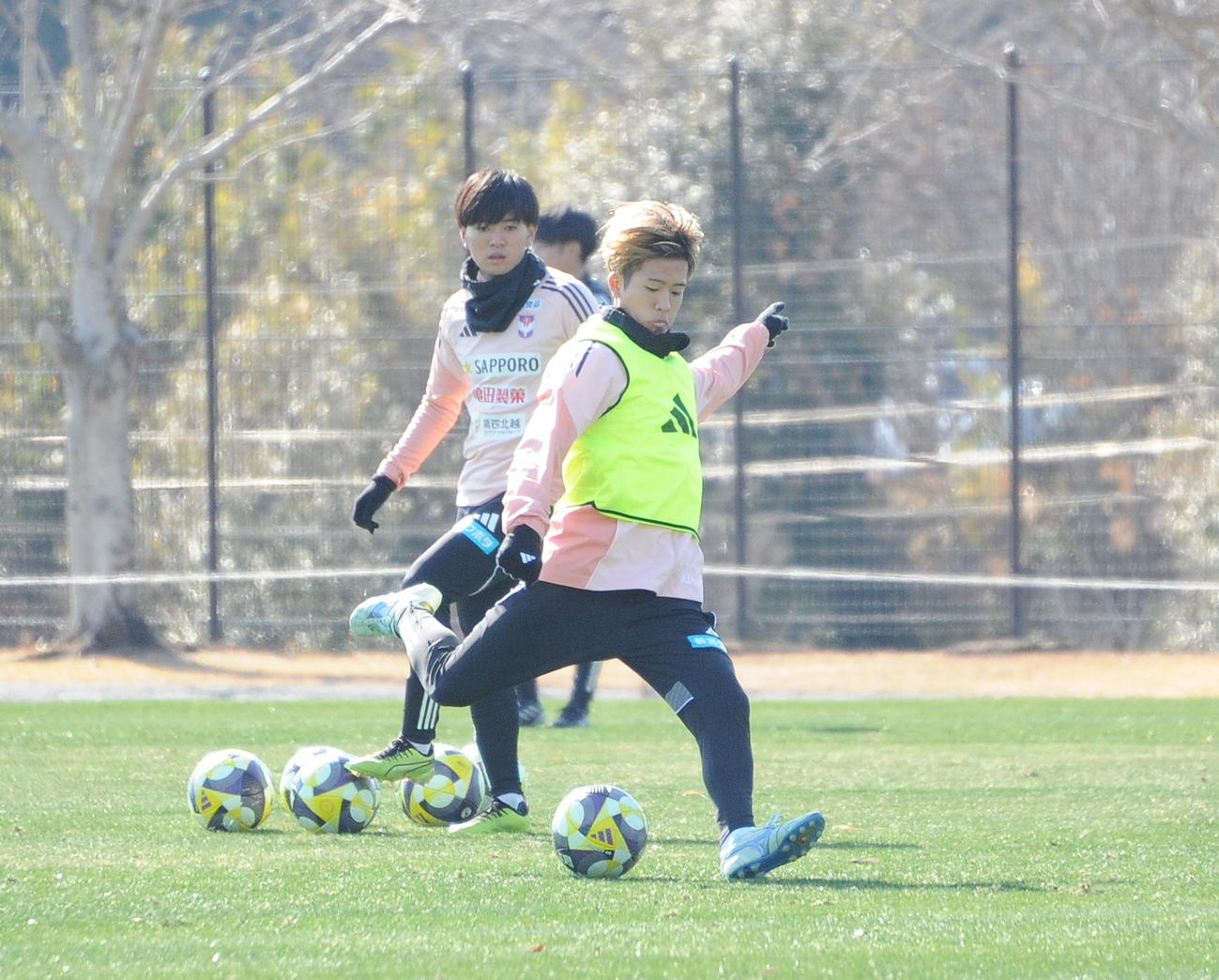 居残りでシュート練習する長谷川（右）（撮影・小林忠）