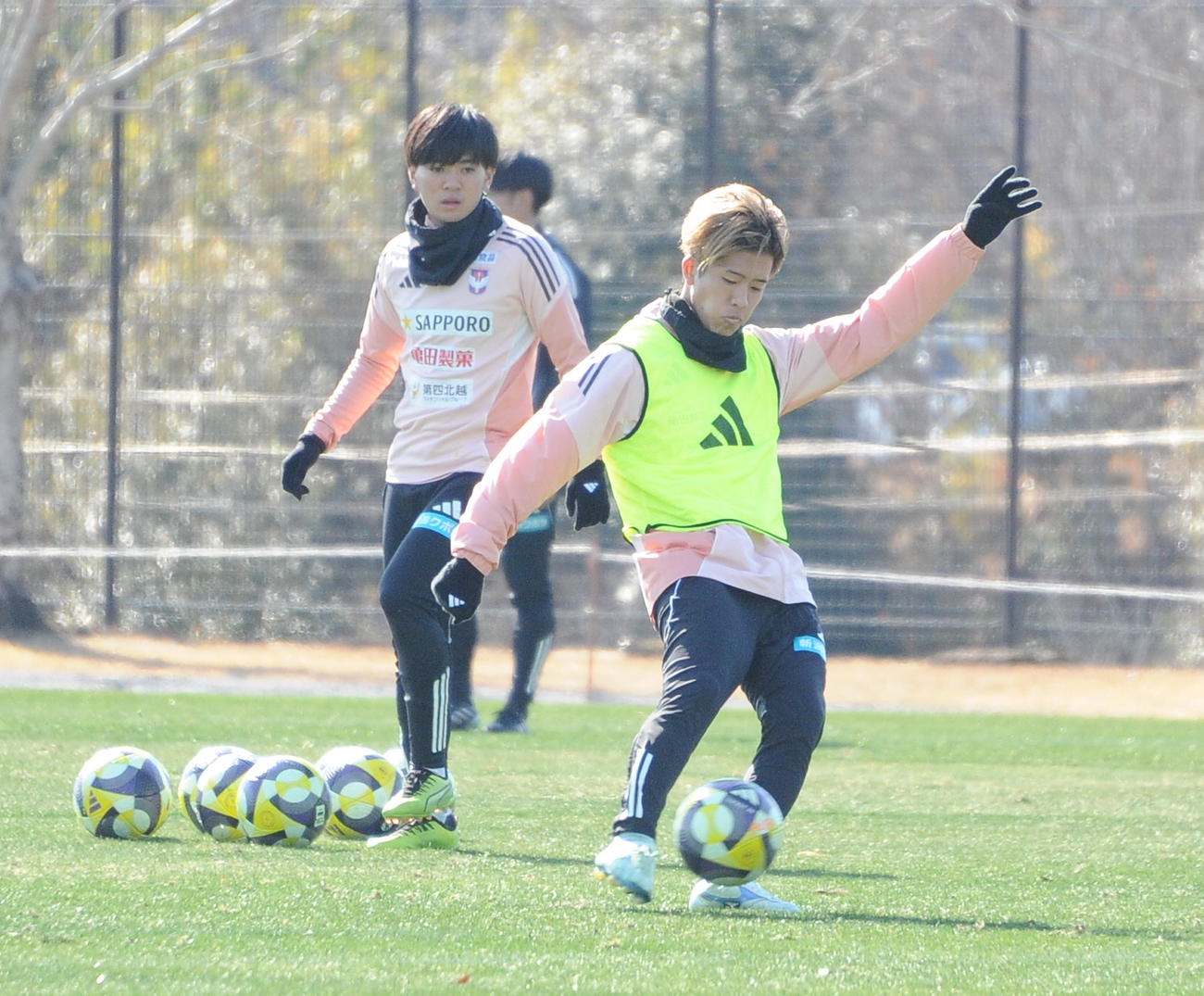 居残りでシュート練習する長谷川（右）（撮影・小林忠）