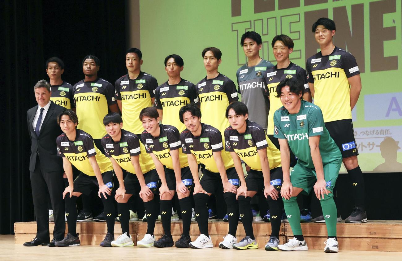 J1柏の新体制発表で写真に納まる、J1柏のロドリゲス監督（前列左端）と新加入選手ら（共同）