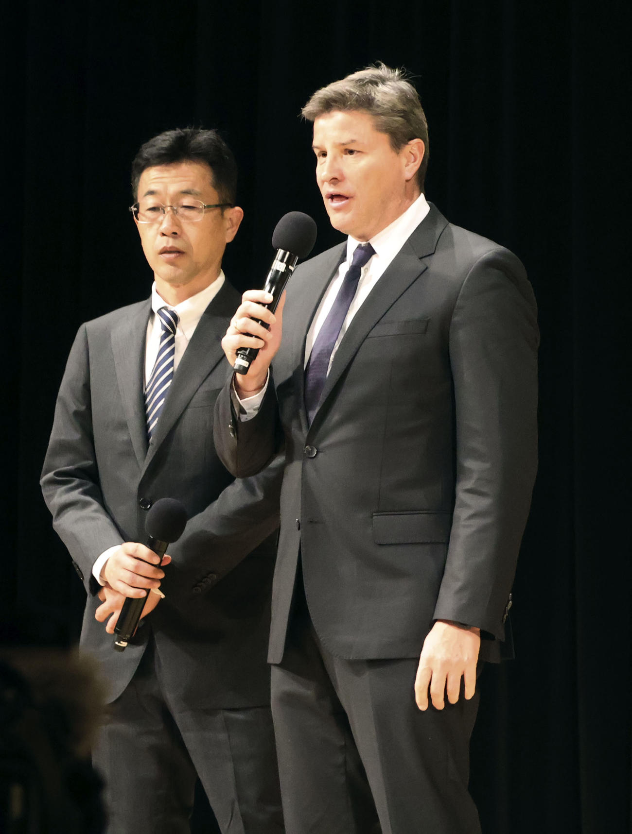 日本に復帰し、抱負を語るJ1柏のロドリゲス監督（右）（共同）