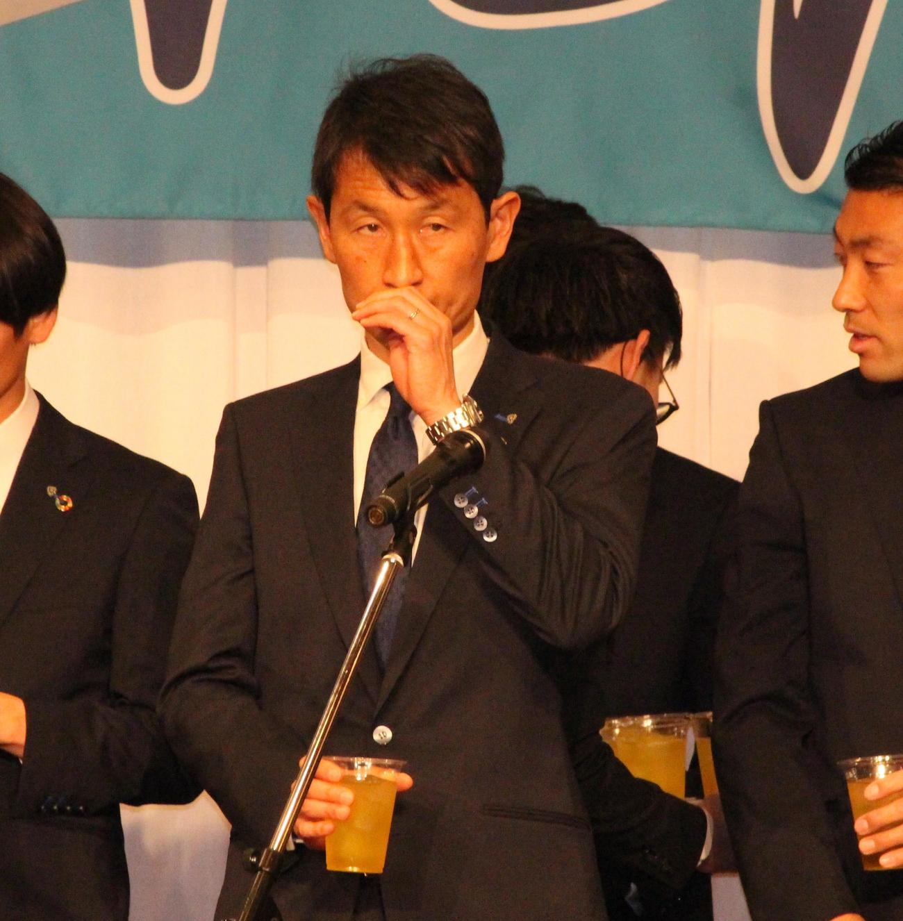 福岡の決起集会に臨んだ金明輝新監督（撮影・菊川光一）