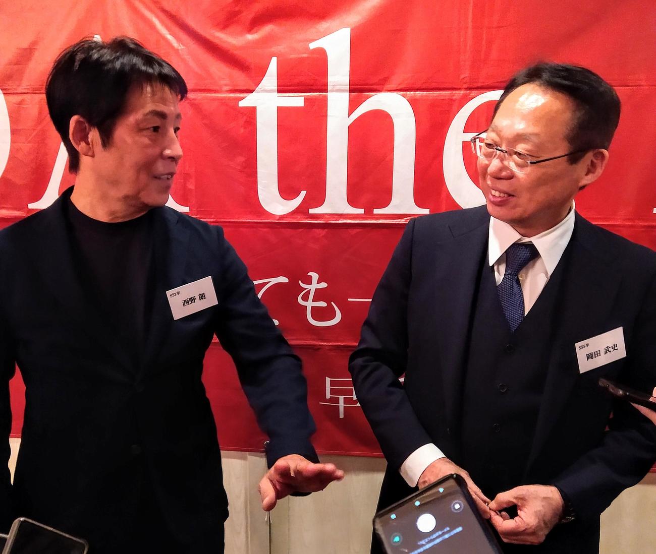 早大ア式蹴球部の創部100周年記念祝賀会で学生時代を振り返った、ともに元W杯日本代表監督の西野朗氏（左）と岡田武史氏（撮影・木下淳）