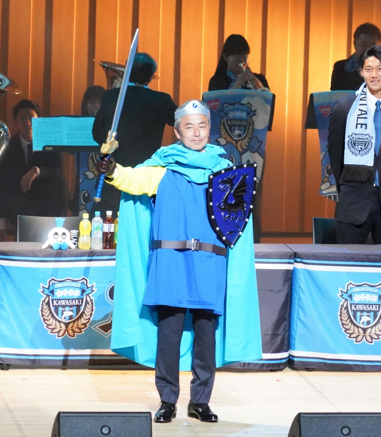 川崎フロンターレの新体制発表会見に出席した長谷部茂利監督（撮影・佐藤成）