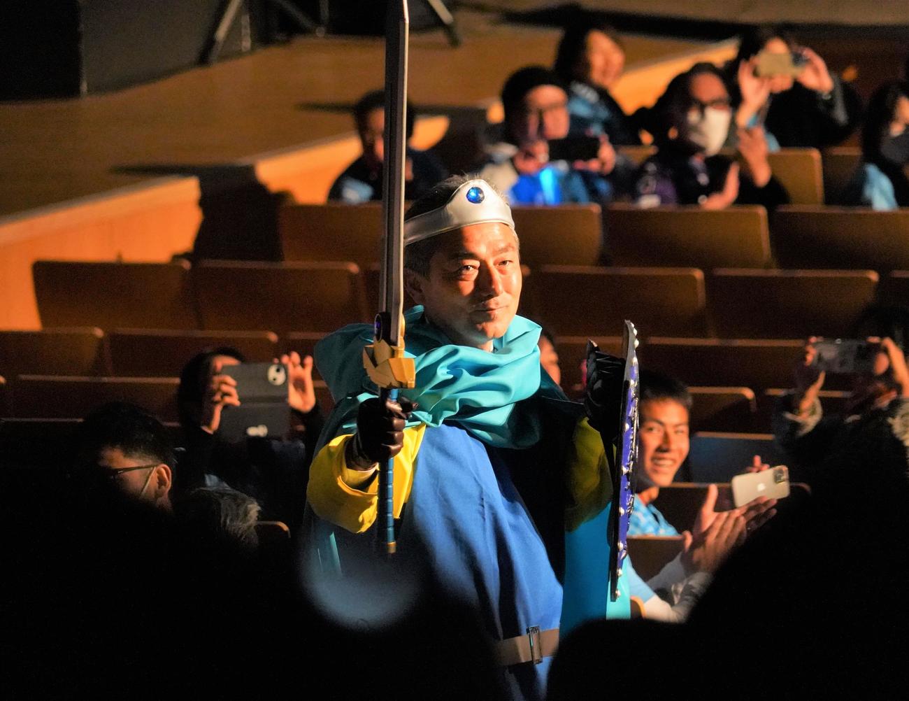 川崎フロンターレの新体制発表会見に出席した長谷部茂利監督（撮影・佐藤成）