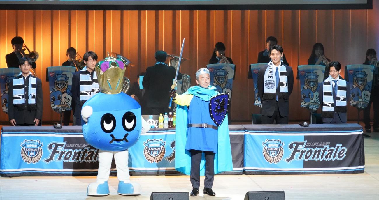 川崎フロンターレの新体制発表会見に出席した長谷部茂利監督（撮影・佐藤成）