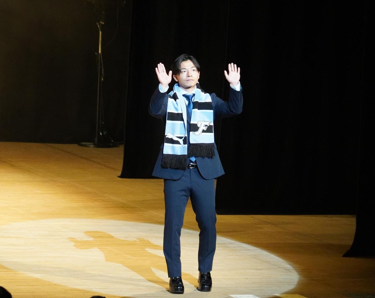 川崎フロンターレの新体制発表会見に出席した伊藤達哉（撮影・佐藤成）
