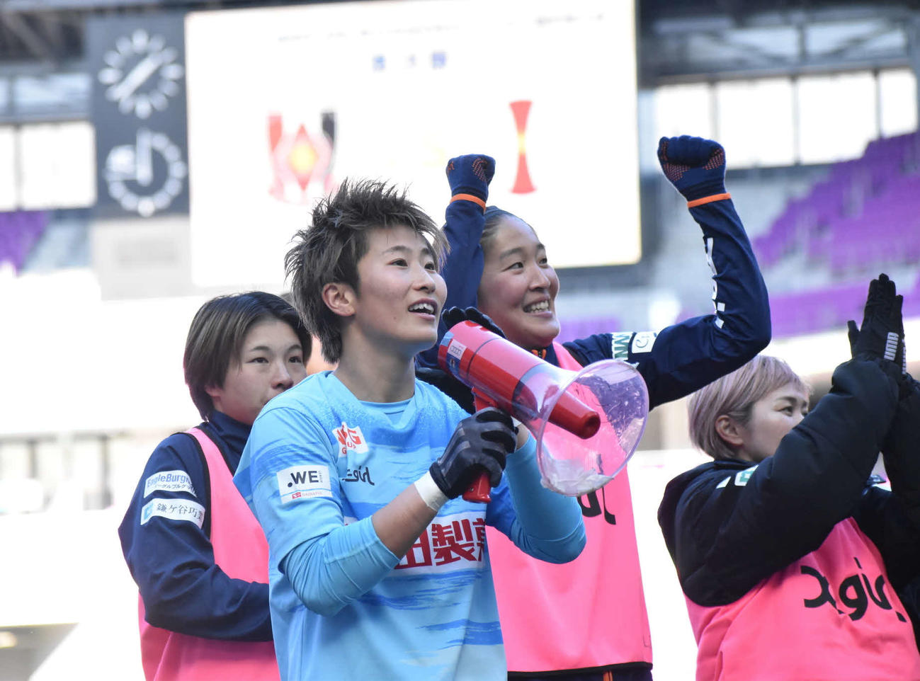新潟L対日テレ東京V　試合後、サポーターと喜びを分かち合う新潟L平尾（手前）（クラブ提供）