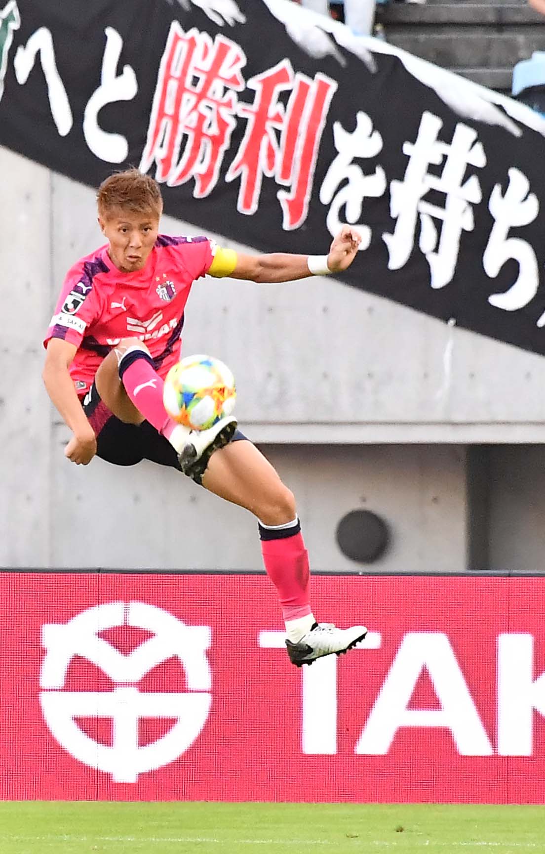 空中でトラップするC大阪FW柿谷曜一朗（2019年撮影）