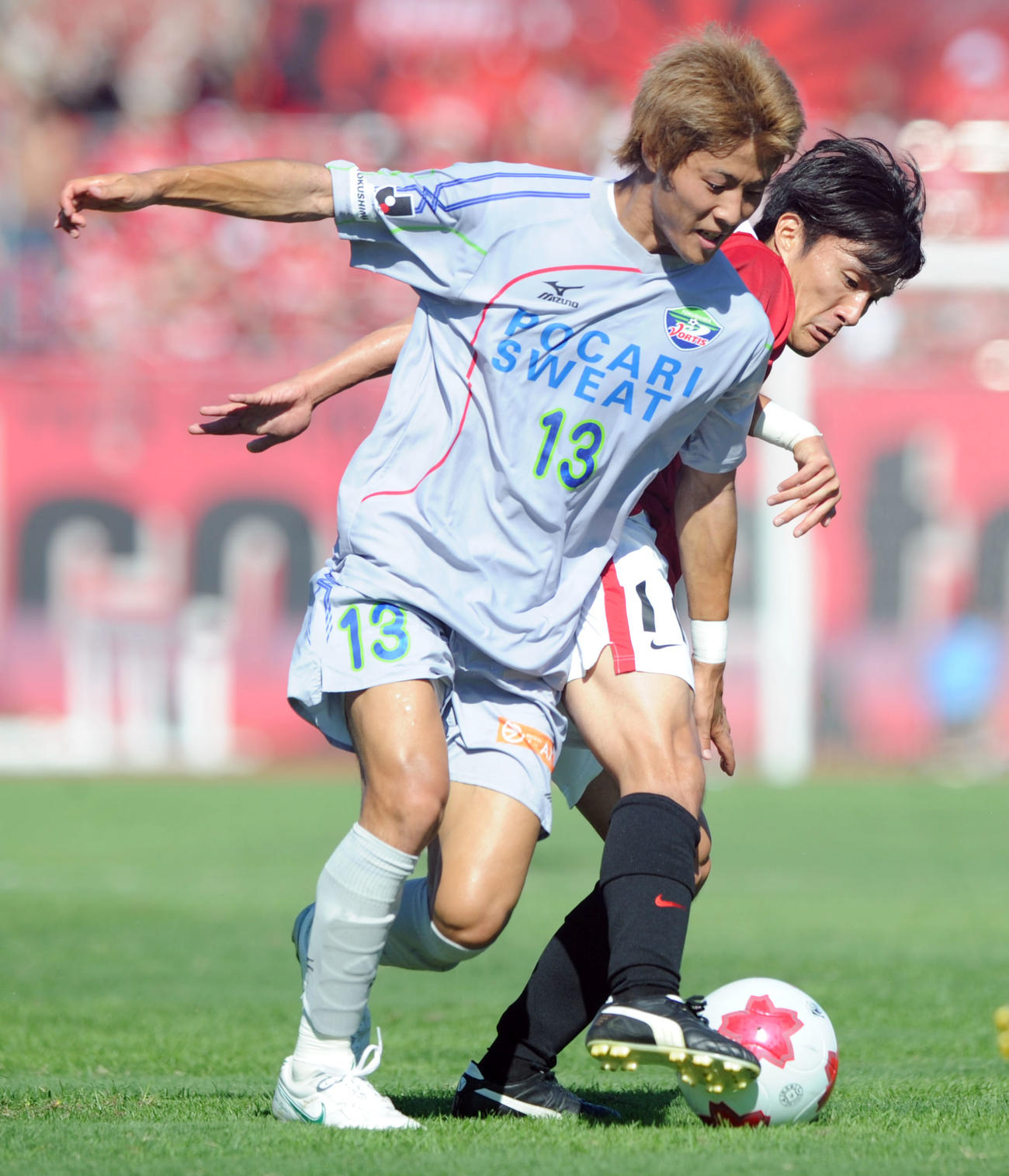 10年10月11日、天皇杯　浦和対徳島　浦和FW田中達也（右）と競り合う徳島MF柿谷曜一朗
