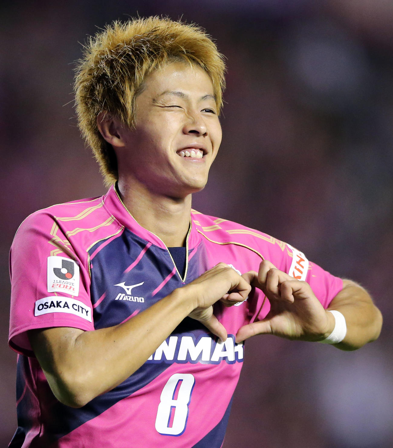 13年9月、磐田戦でゴールを決め、両手でハートマークを作り、ウインクするC大阪FW柿谷