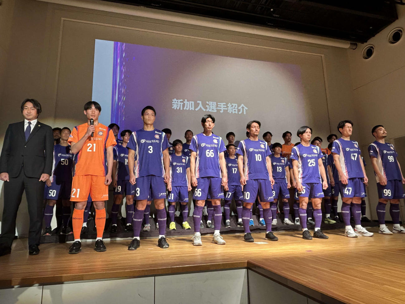 JFLクリアソン新宿の新体制発表で誓いを立てる北嶋秀朗監督（左端）ら選手たち