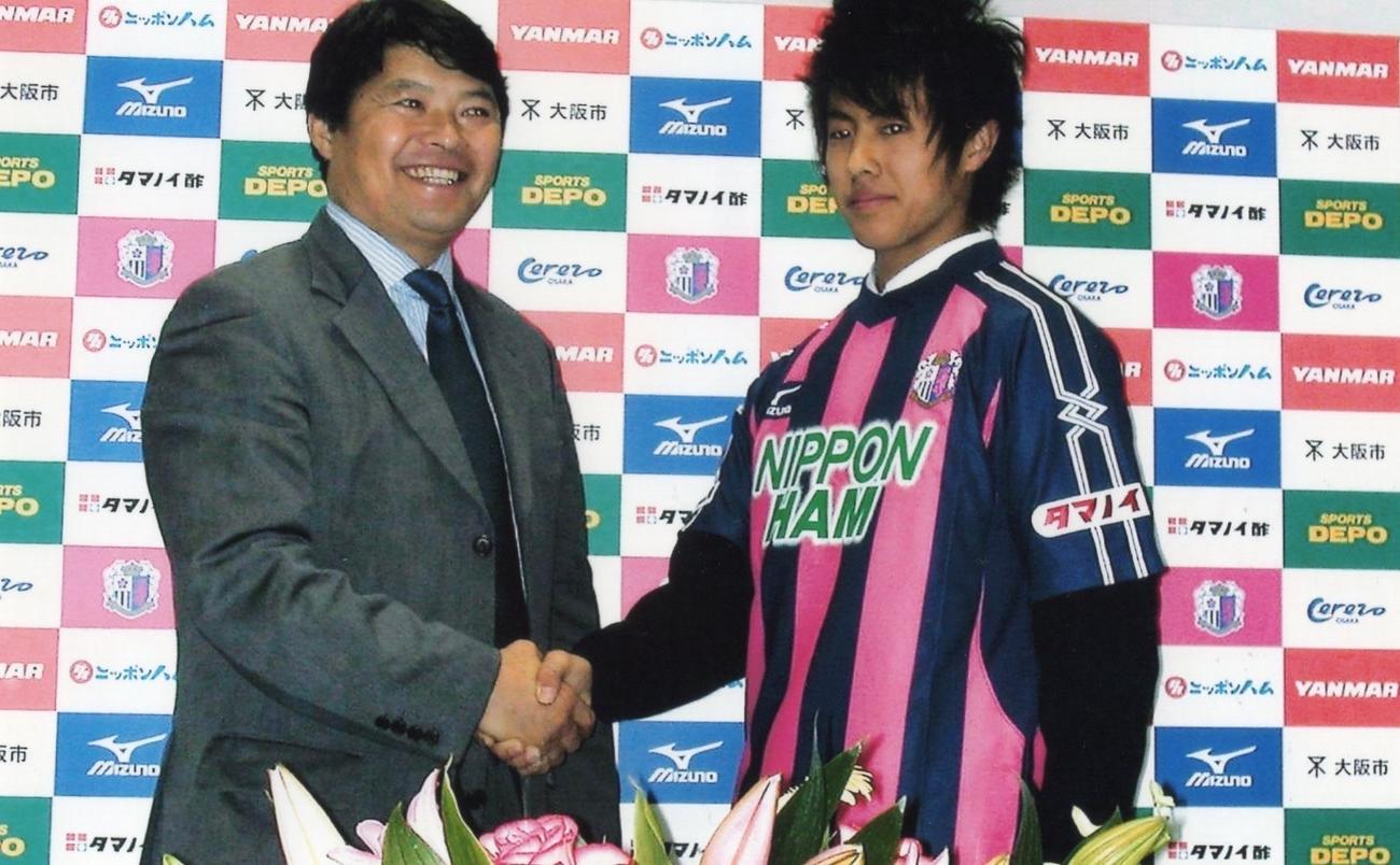 06年に16歳でC大阪とプロ契約を結んだ柿谷（右）と西村昭宏GM（西村さん提供）