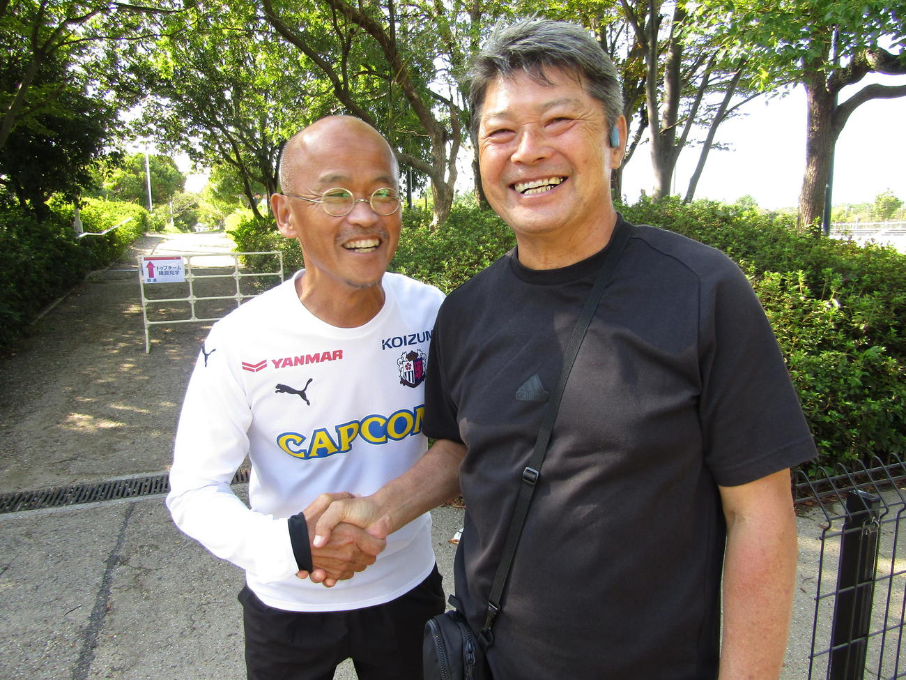 24年10月にC大阪の練習場を訪問した西村昭宏さん（右）