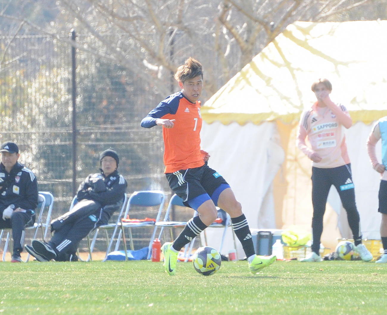 J3金沢との練習試合で攻め上がる谷口（撮影・小林忠）