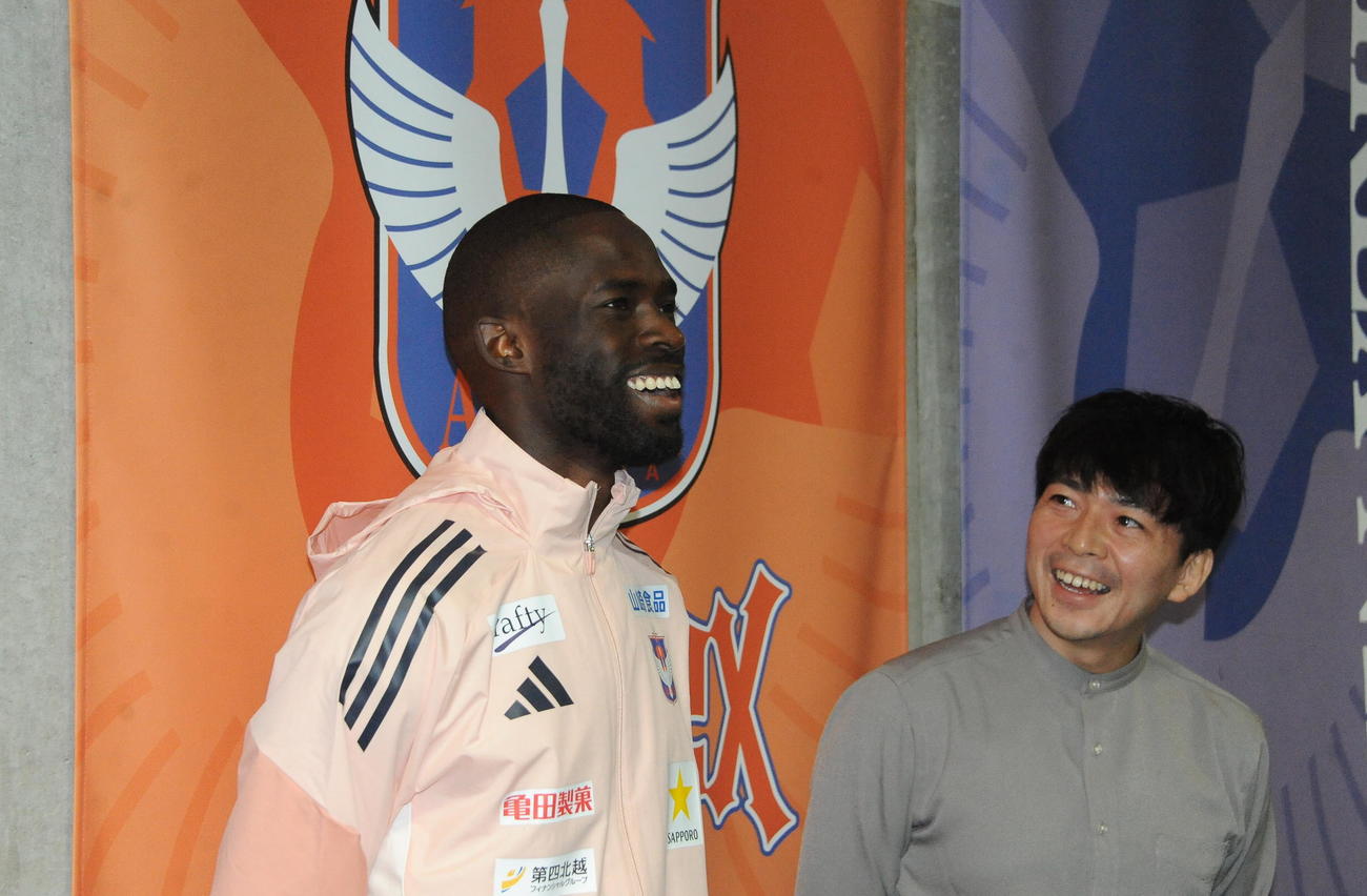 新加入会見で笑顔を見せるゲリア（左）（撮影・小林忠）