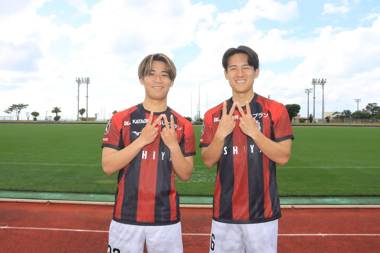 「Wポーズ」をするWトモキ。左から札幌近藤、高嶺（撮影・保坂果那）
