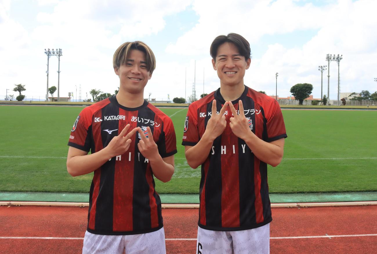 「Wポーズ」をするWトモキ。左から札幌近藤、高嶺（撮影・保坂果那）