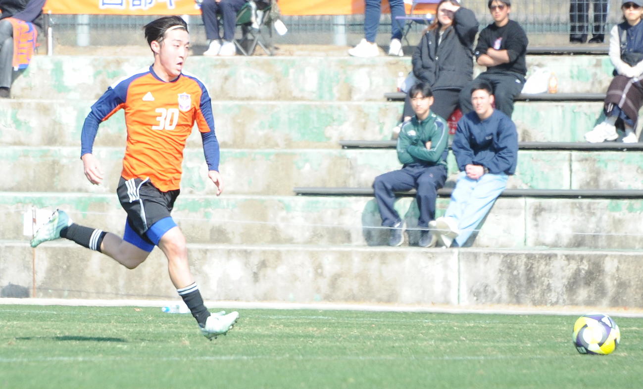 ドリブルする新潟奥村（25年1月18日撮影）