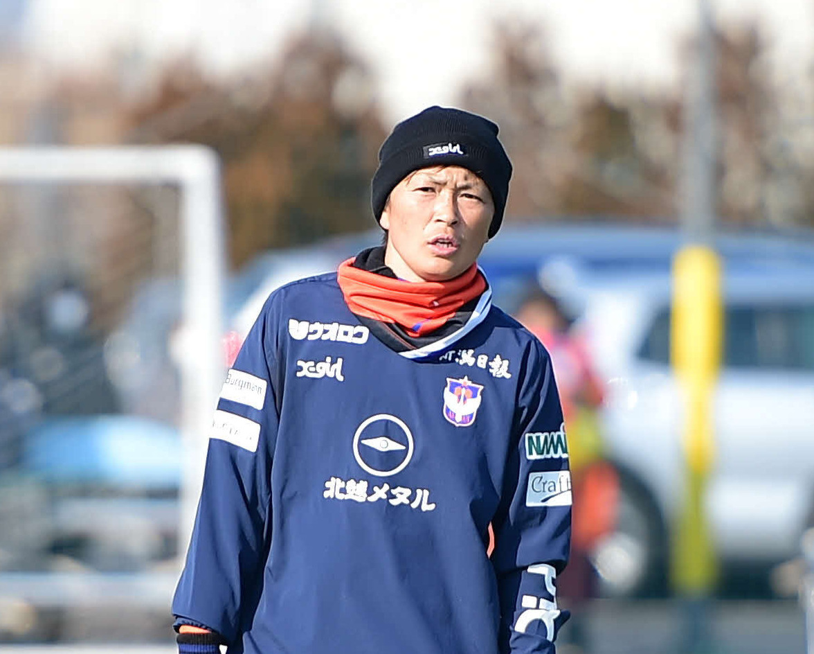 真剣な表情で練習に臨む新潟レディース上尾野辺（撮影・大島享也）