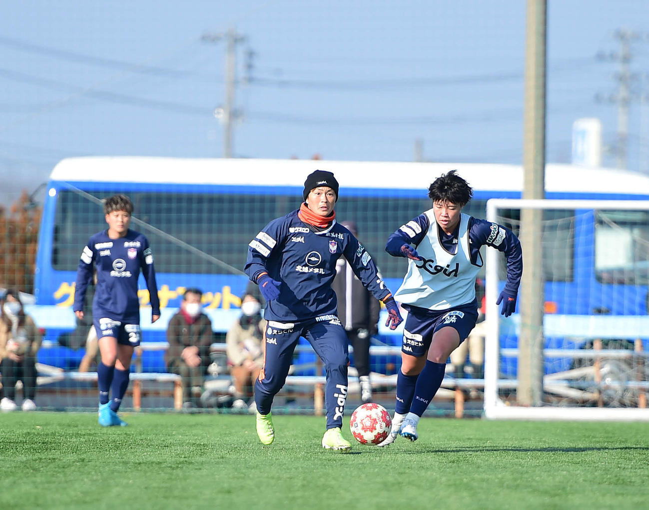 ドリブルで攻め込む新潟レディース上尾野辺（左）（撮影・大島享也）