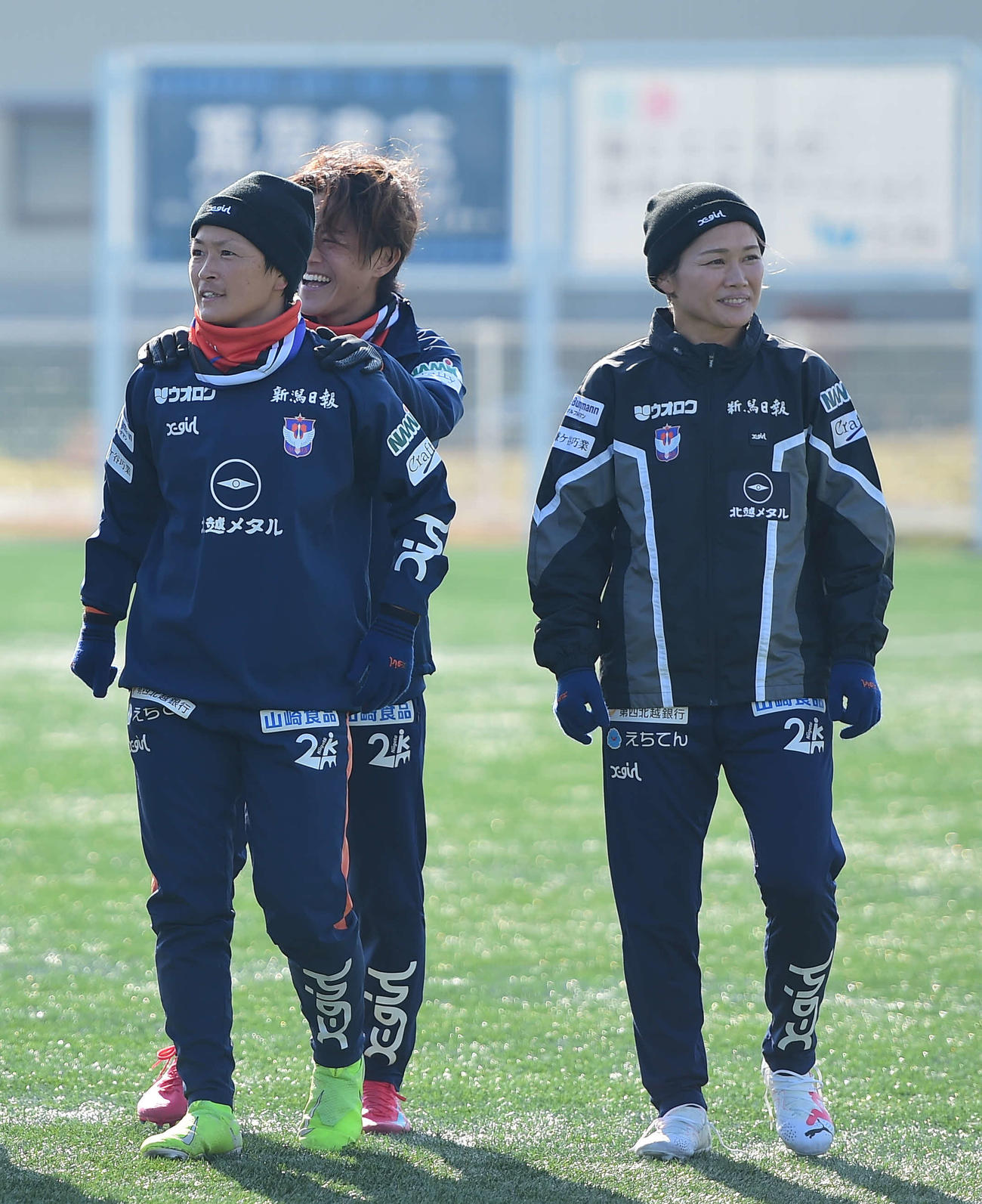 練習後、引き上げる新潟レディース上尾野辺（左）と川澄。後方は有吉（撮影・大島享也）