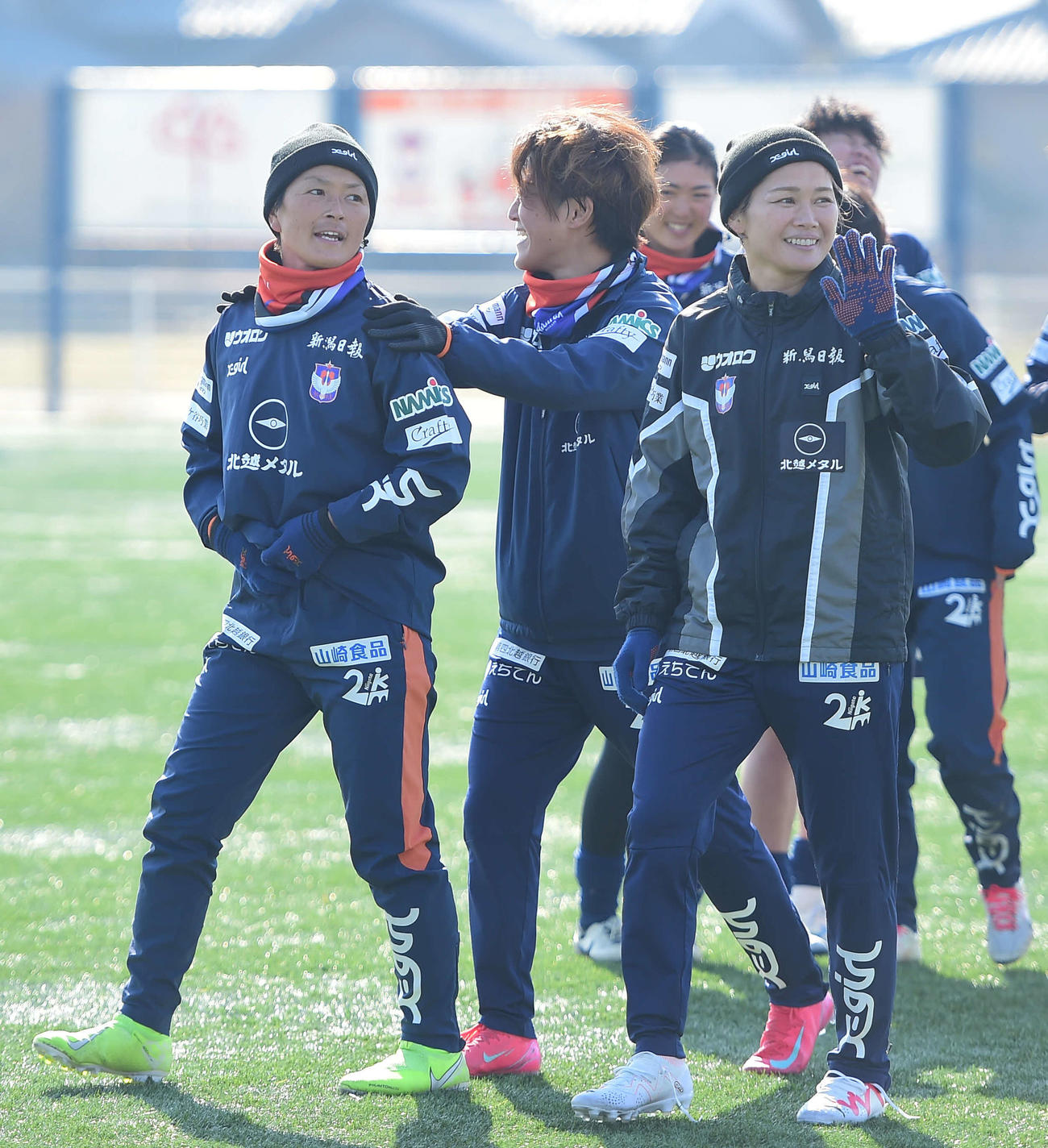 練習後、引き上げる新潟レディース上尾野辺（左）と川澄（撮影・大島享也）