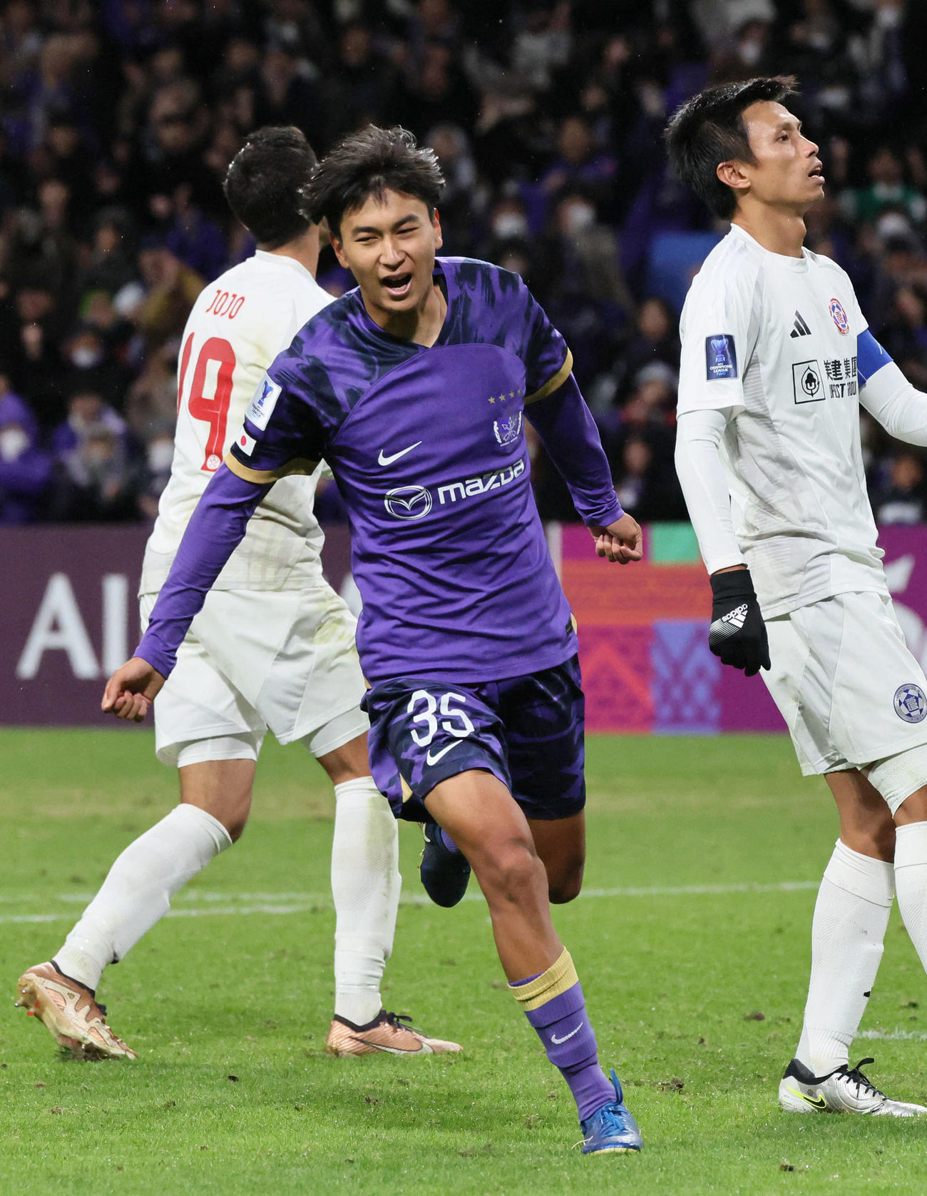 ACL2広島対東方　後半　3点目のシュートを決め喜ぶ広島中島洋太朗＝2024年12月5日